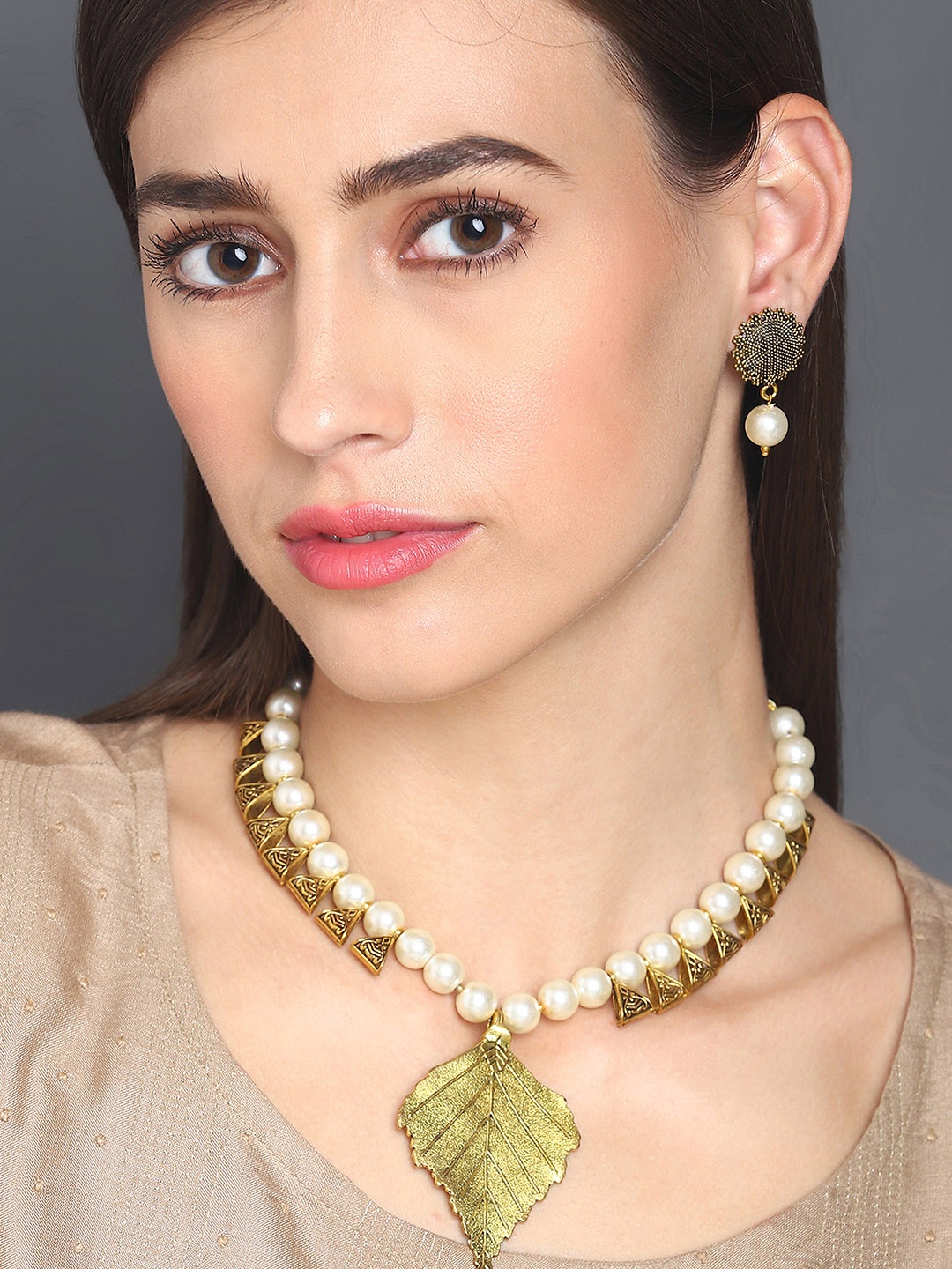 

SOHI White Gold-Plated Pearl Beaded Antique Jewellery Set