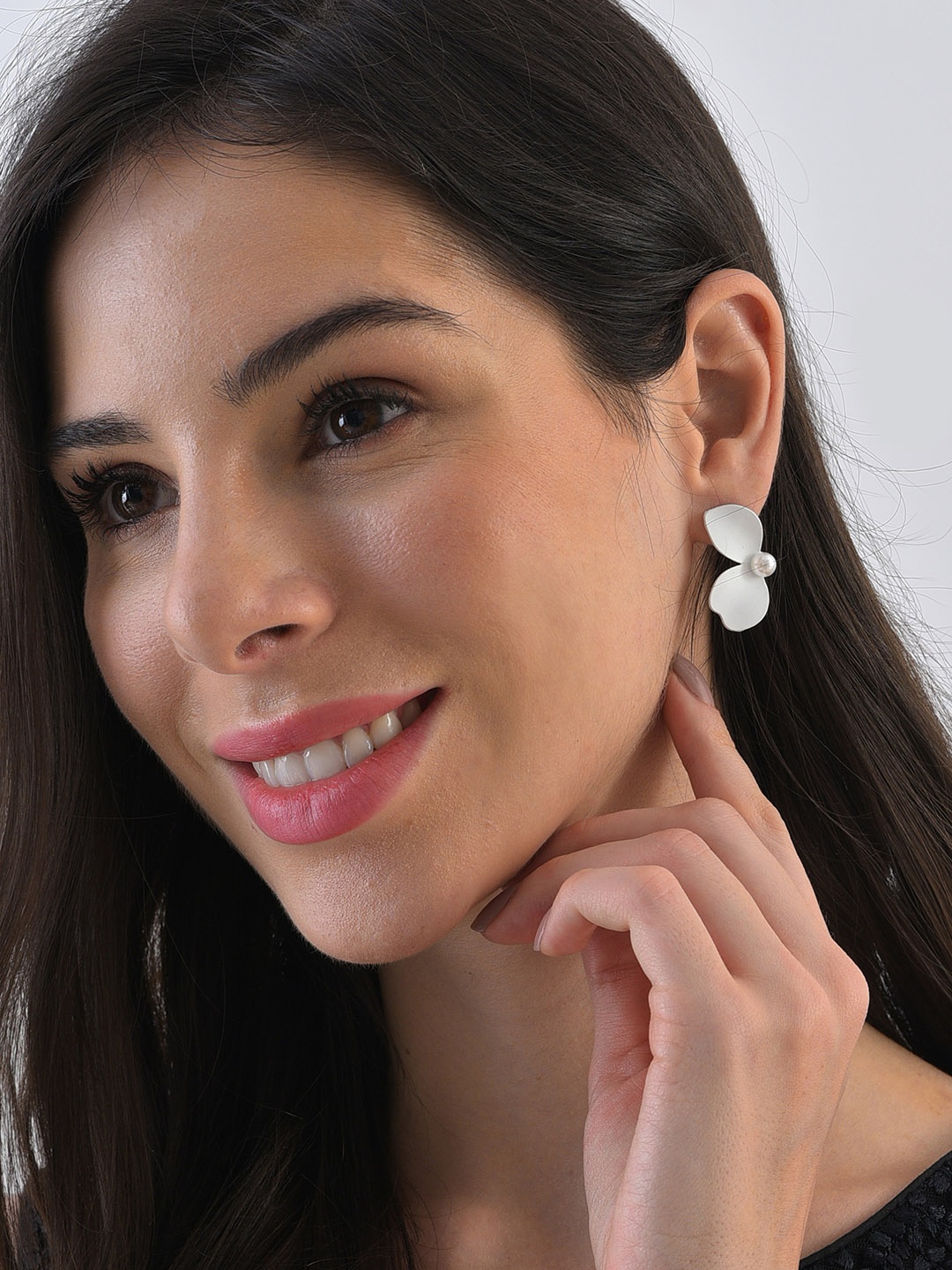 

SOHI White Contemporary Studs Earrings