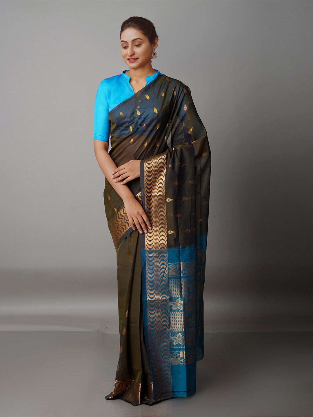 

Unnati Silks Green & Gold-Toned Woven Design Zari Pure Cotton Gadwal Saree
