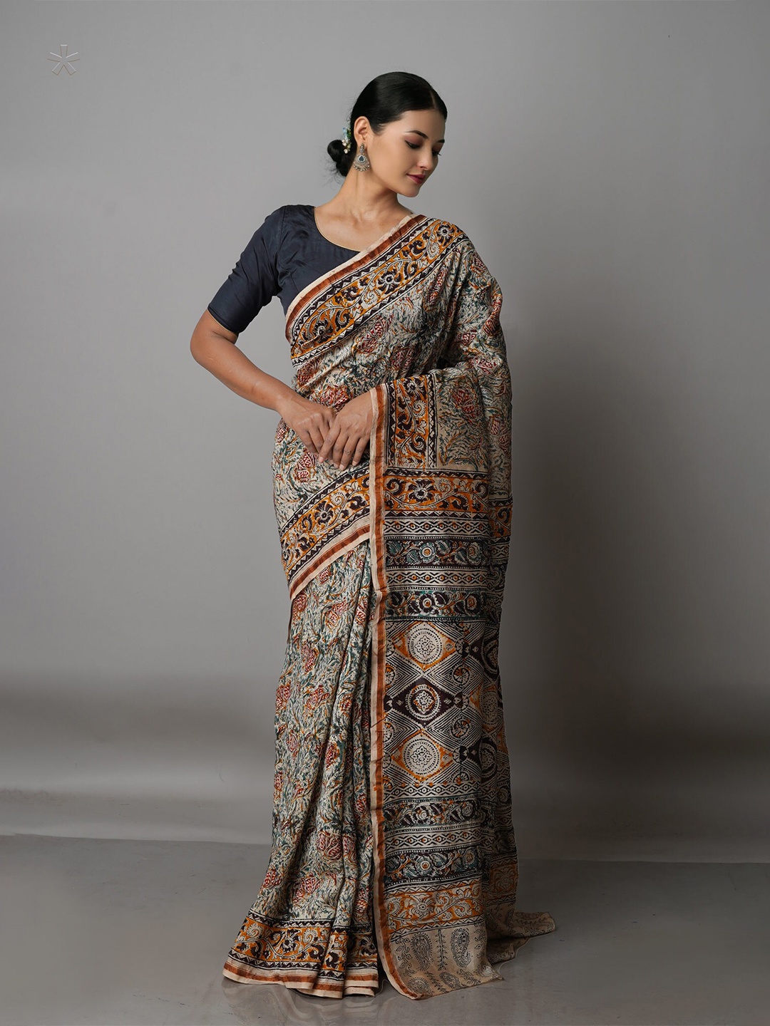 

Unnati Silks Grey & Black Kalamkari Zari Silk Cotton Chanderi Saree