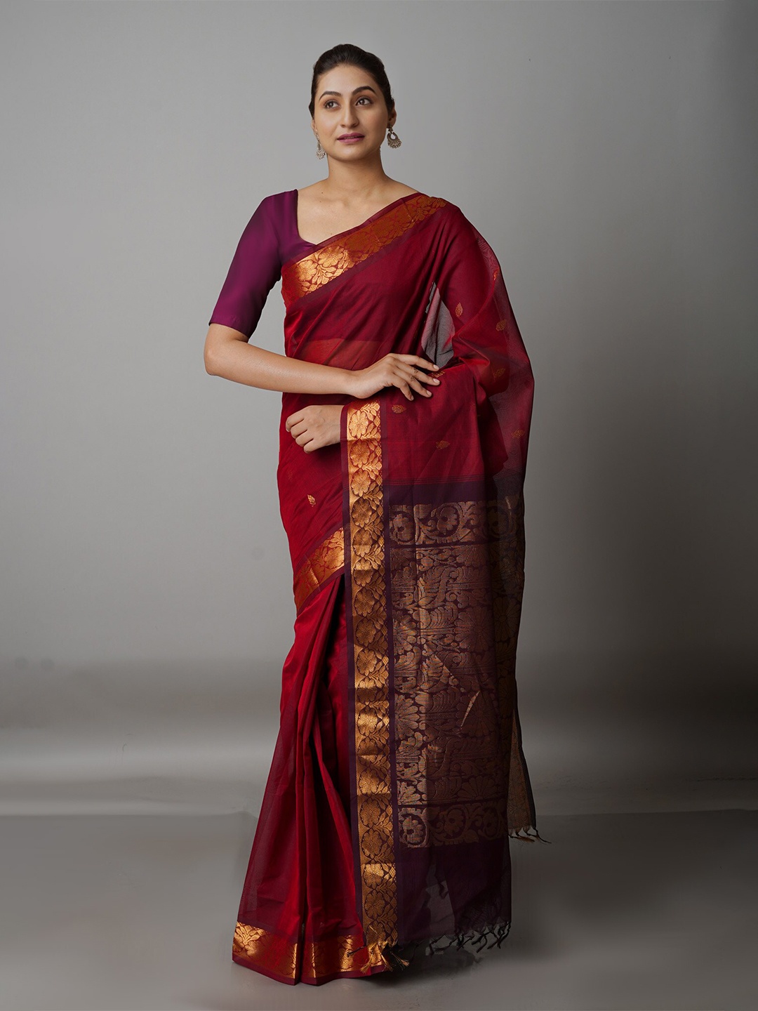 

Unnati Silks Red & Gold-Toned Woven Design Zari Pure Cotton Handloom Gadwal Saree