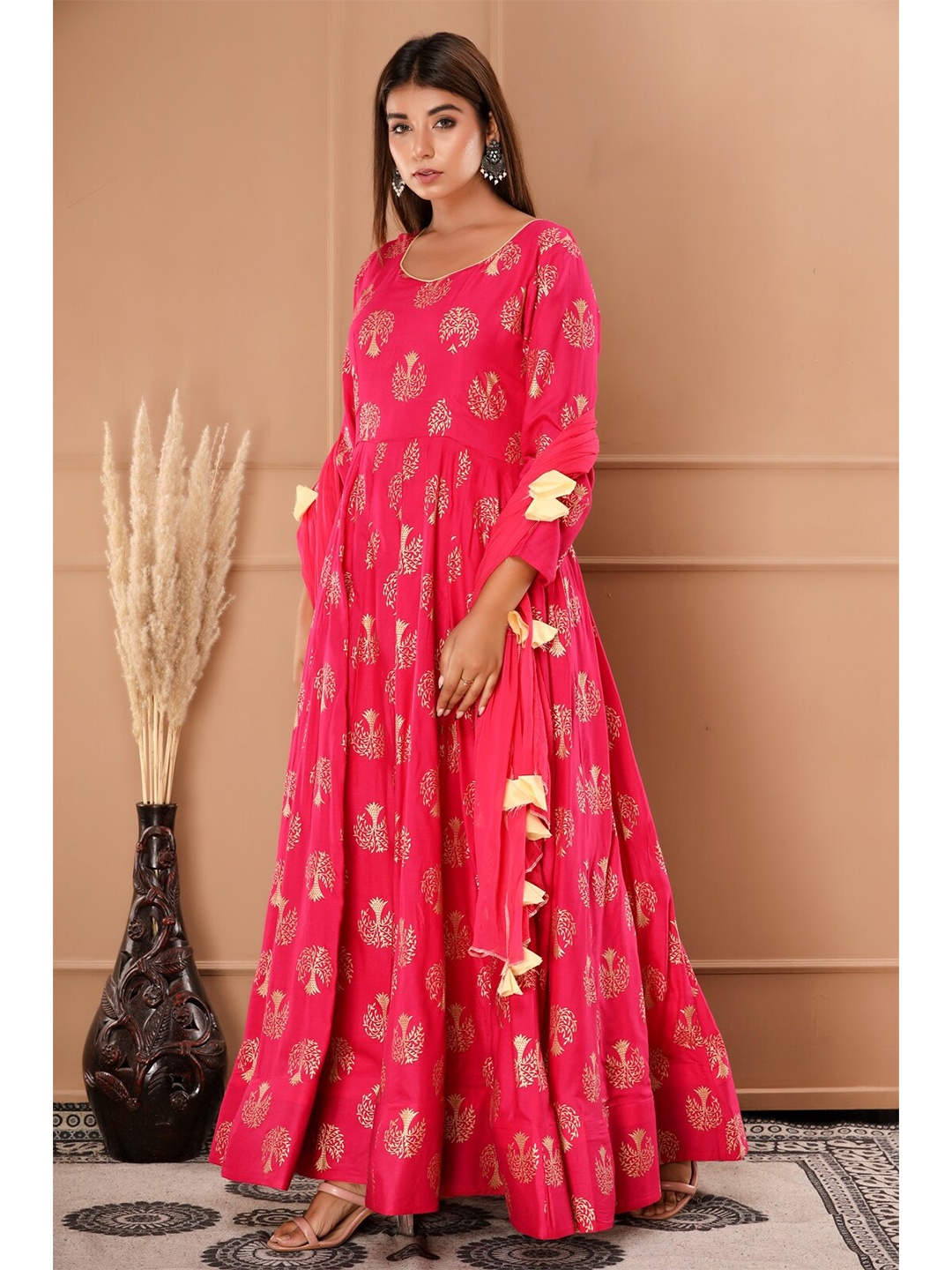 

Saart Bunaai Women Pink Floral Midi Dress With Dupatta