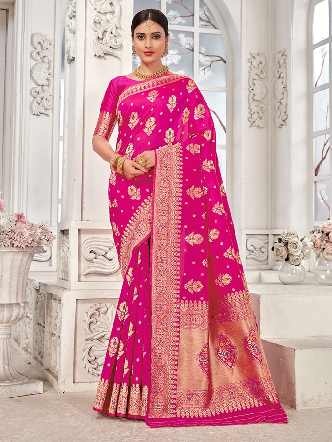 

MONJOLIKA FASHION Magenta & Gold-Toned Floral Zari Silk Blend Banarasi Saree