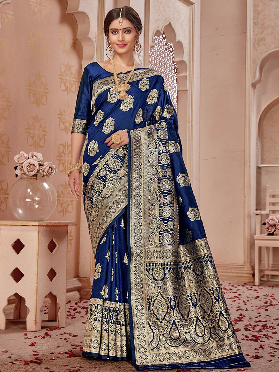 

MONJOLIKA FASHION Navy Blue & Gold-Toned Floral Zari Silk Blend Banarasi Saree