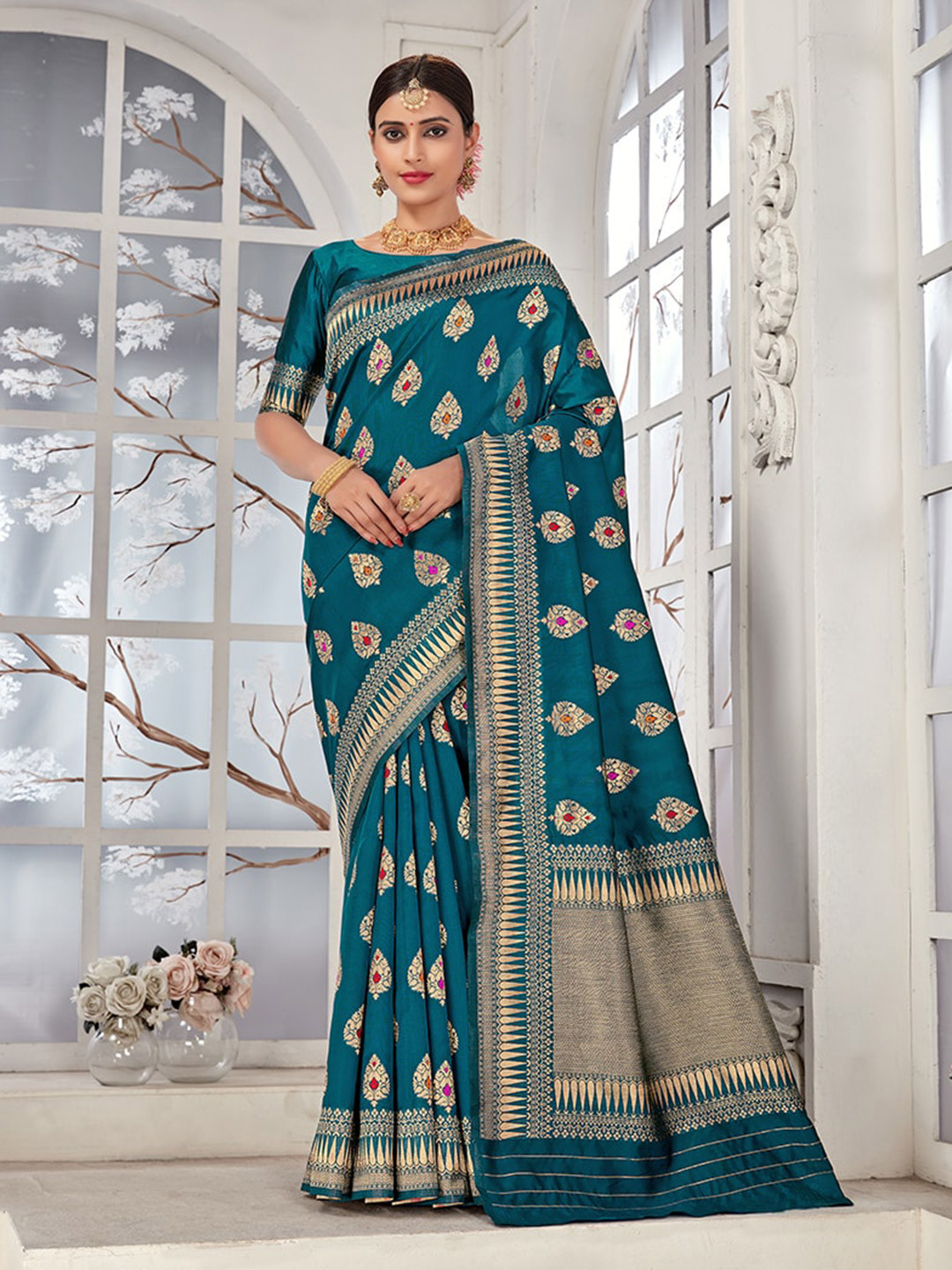 

MONJOLIKA FASHION Teal & Gold-Toned Ethnic Motifs Zari Silk Blend Banarasi Saree