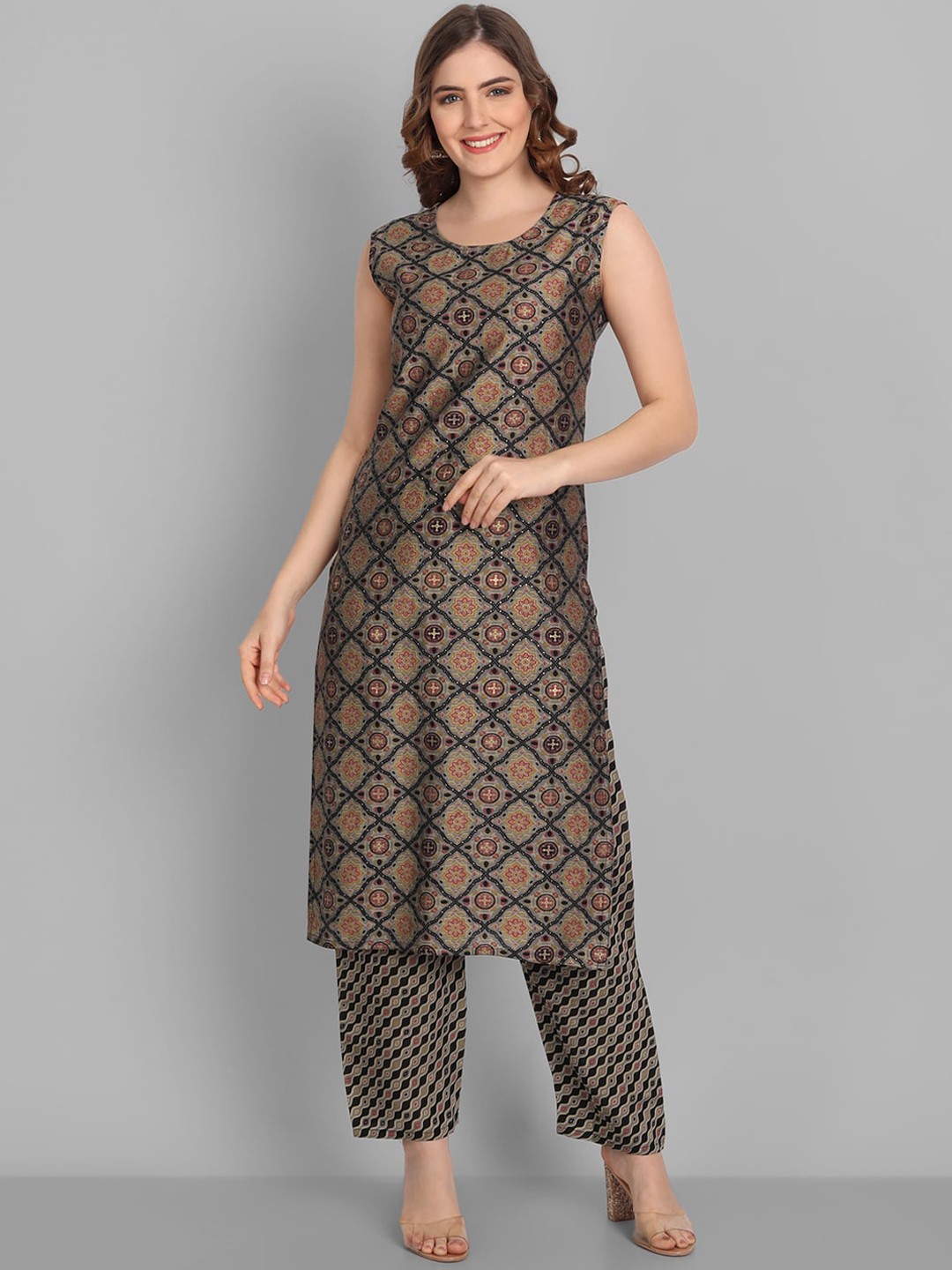

SINGNI Women Grey Floral Chanderi Silk Kurta with Trousers