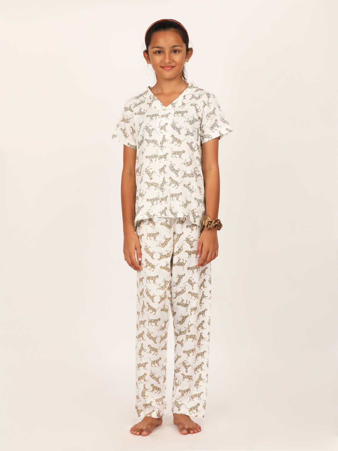 

mackly Girls White & Black Printed Night suit