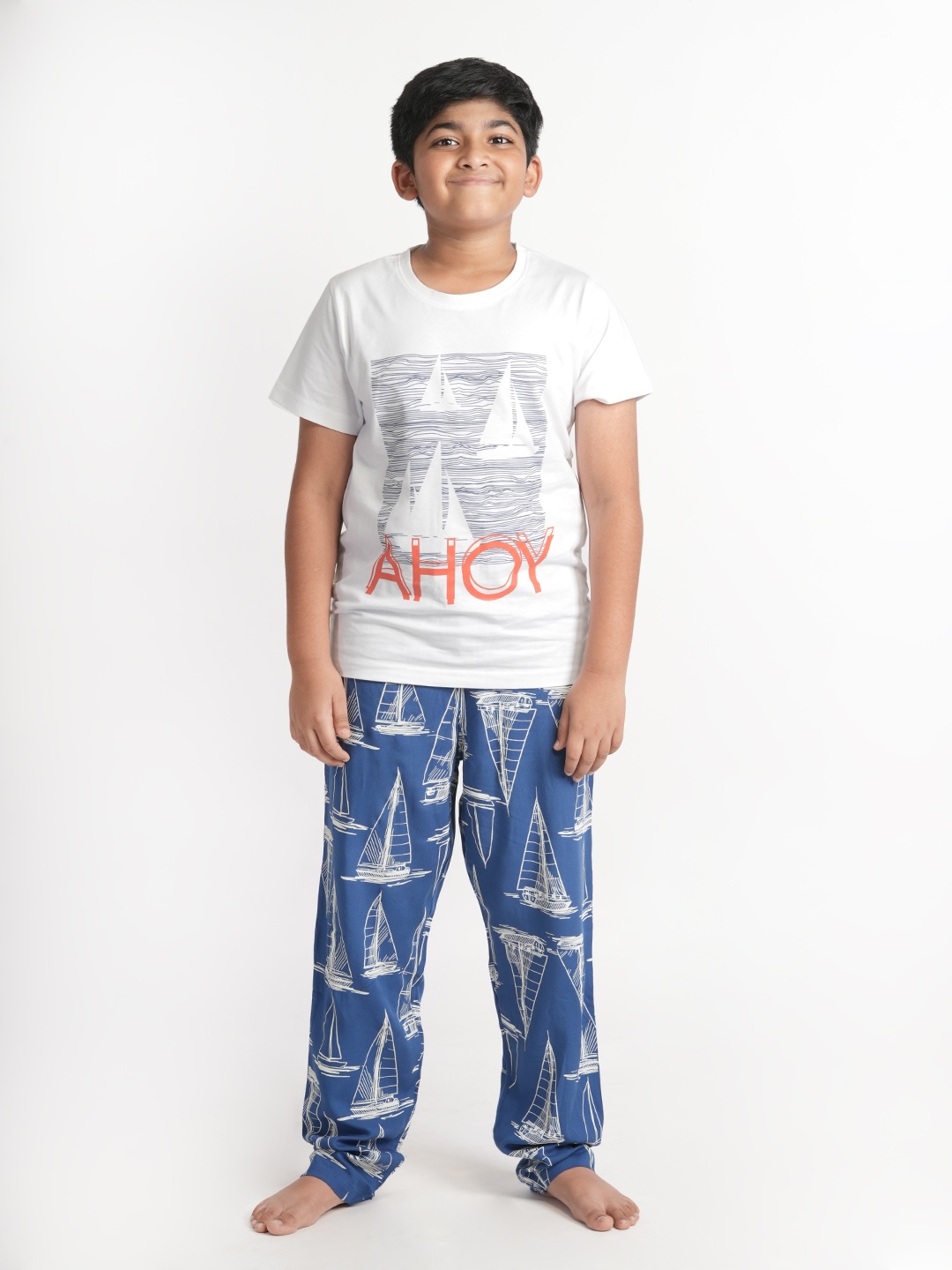 

mackly Boys White & Navy Blue Printed Night suit
