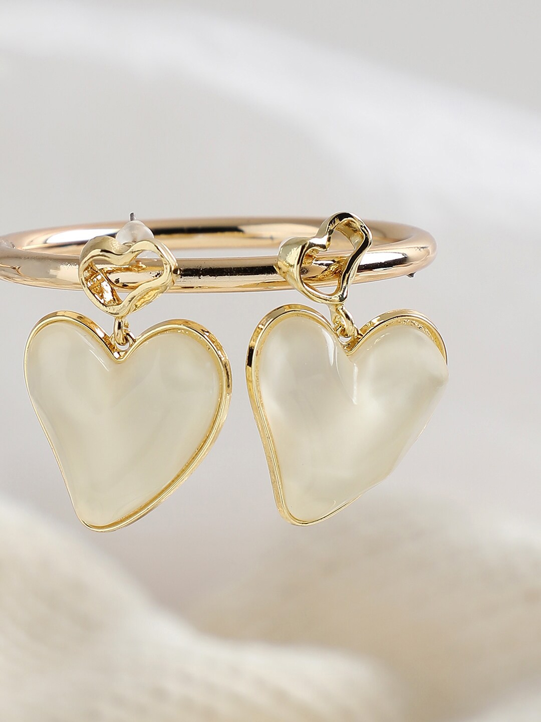 

SOHI Gold-Toned Heart Shaped Drop Earrings