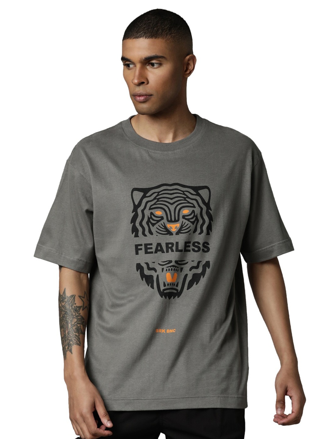

Breakbounce Men Grey Typography Printed Pure Cotton T-shirt