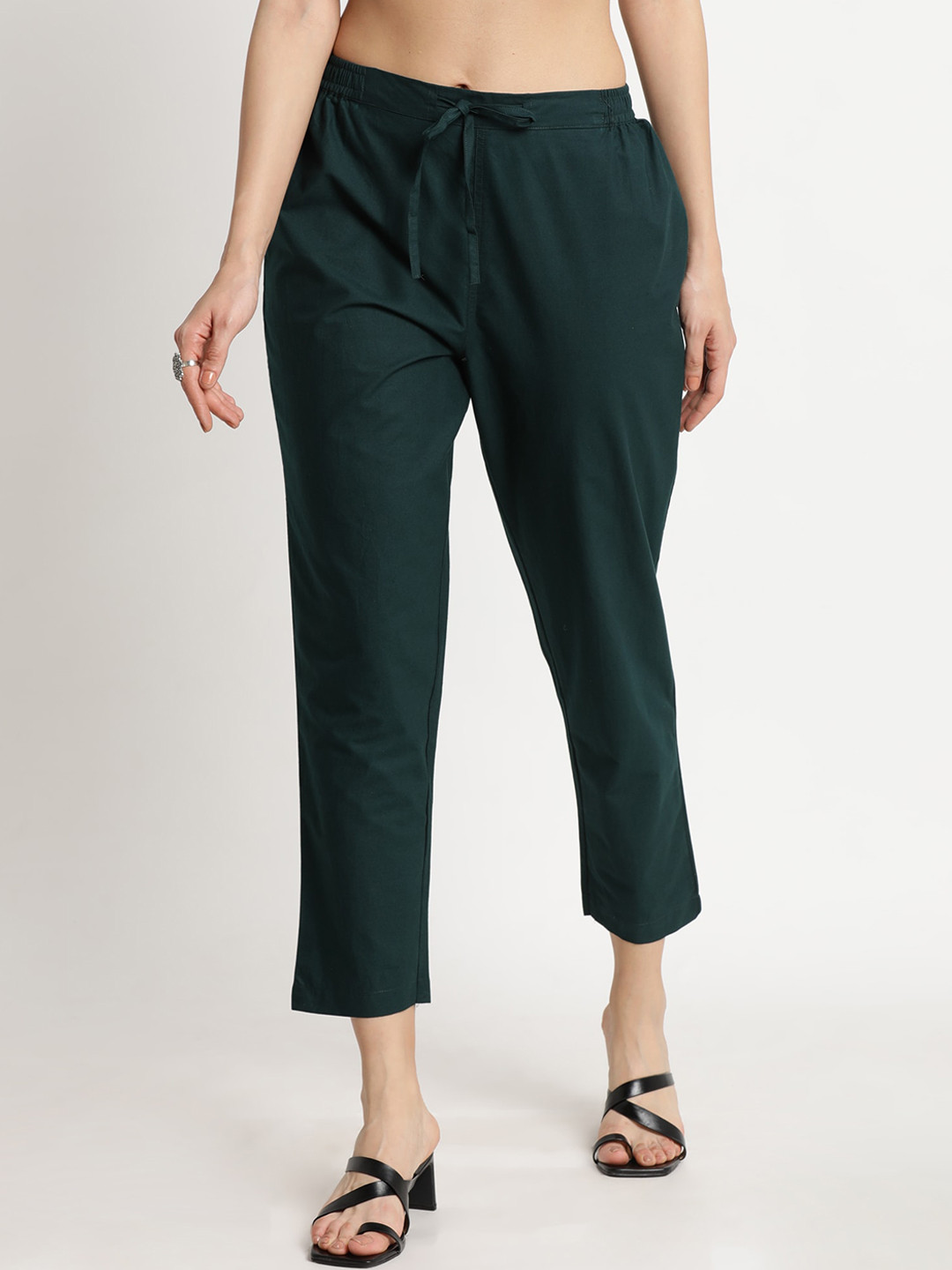 

FLAVIDO Women Green Drawstring Cropped Trousers