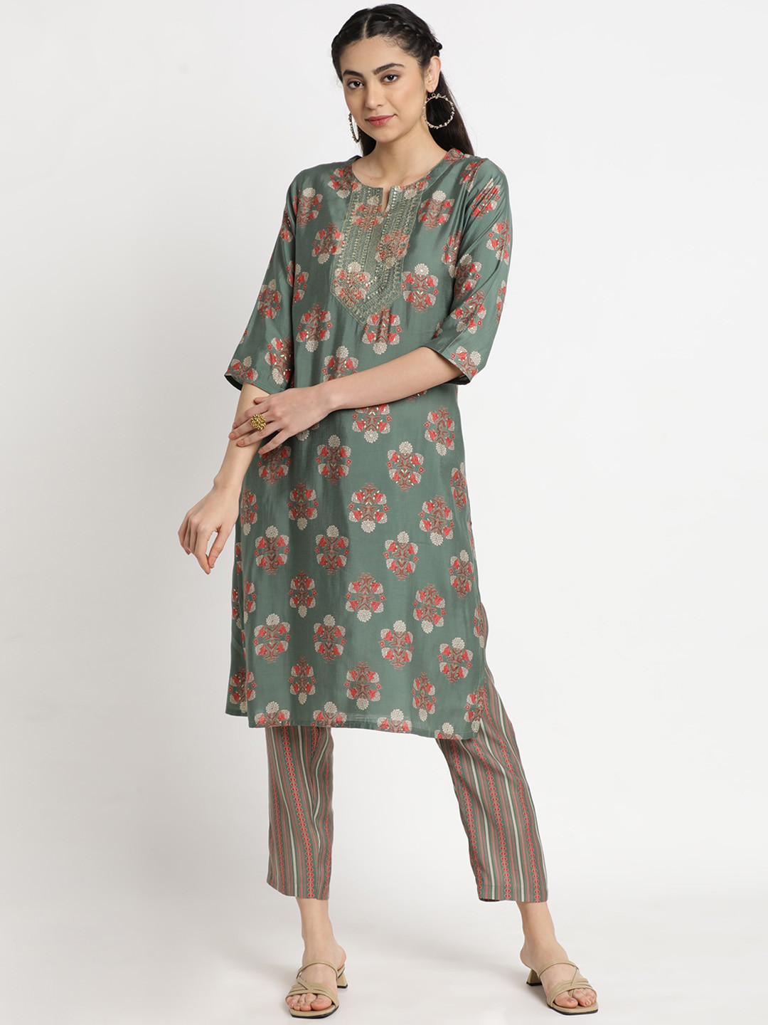 

FLAVIDO Women Green Floral Printed Chanderi Silk Kurta with Trousers