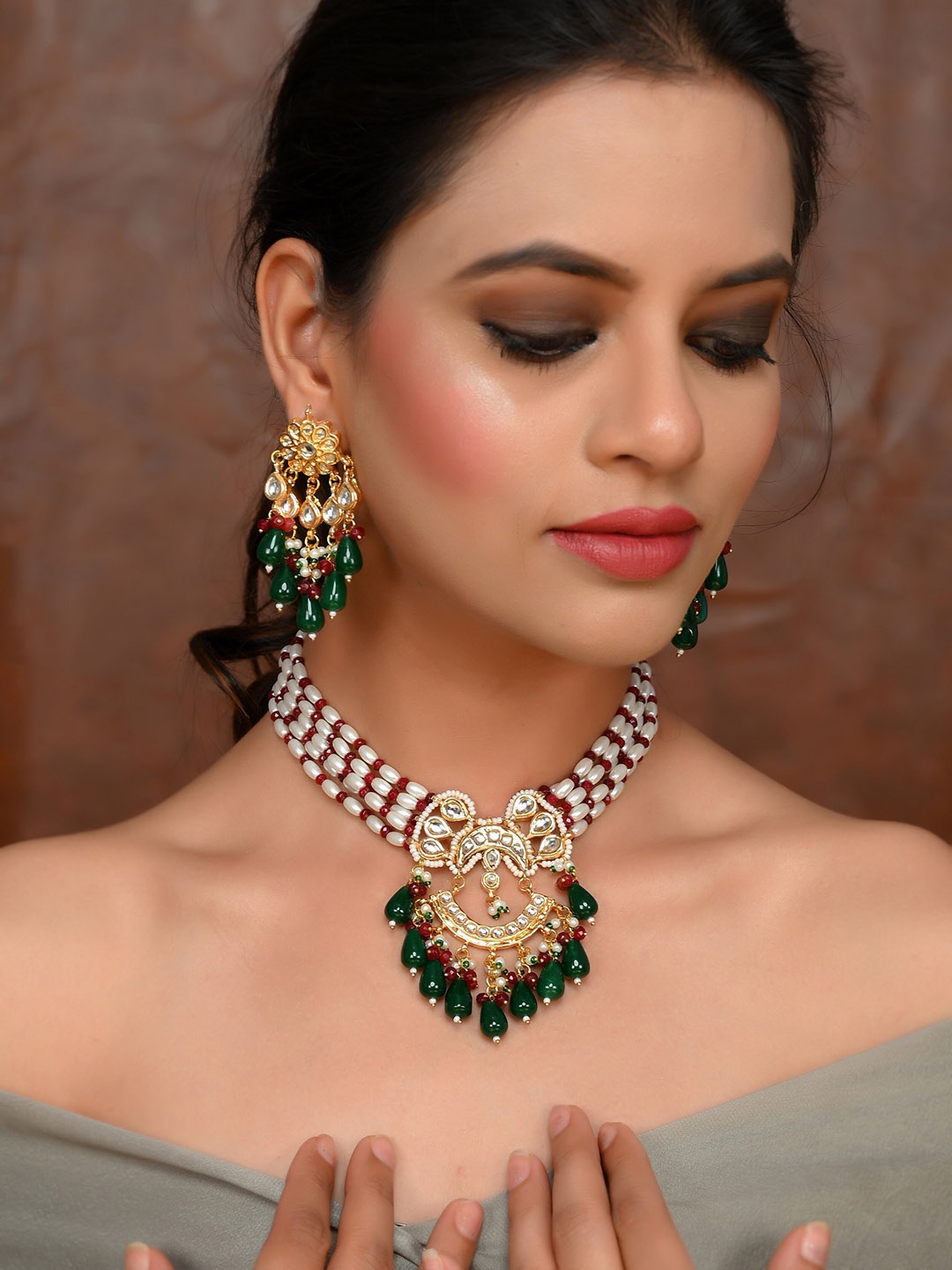 

DASTOOR Gold-Plated White & Green Kundan & Beaded Jewellery Set