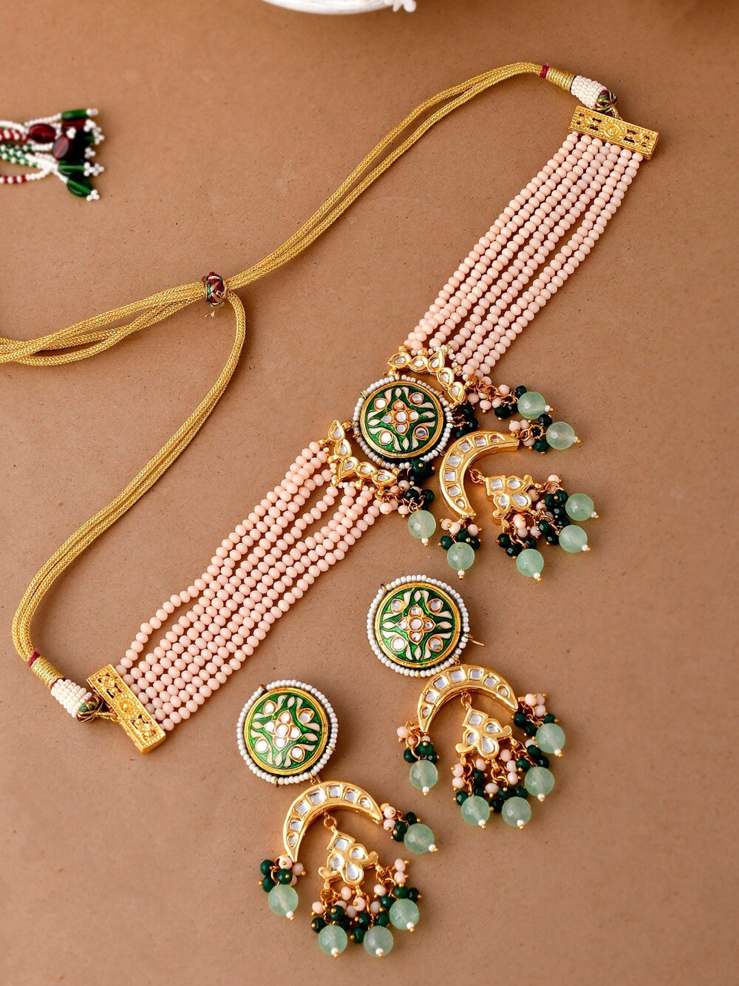 

DASTOOR Women Gold-Plated Green & White Kundan Studded Jewellery Set