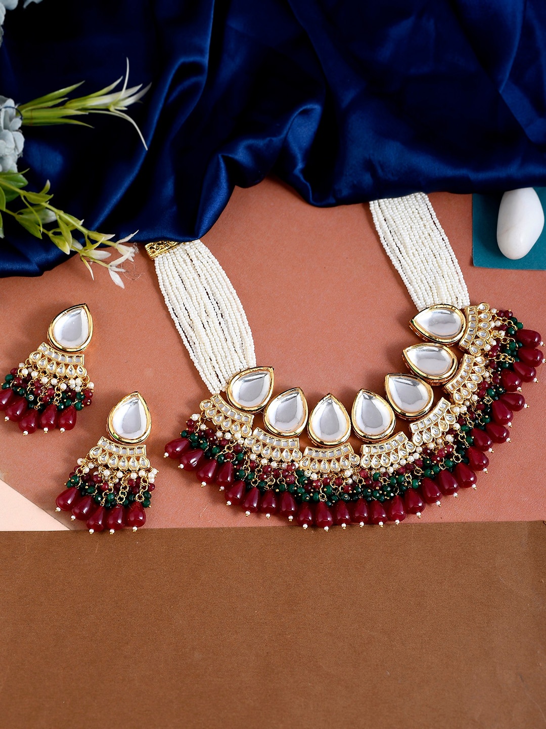 

DASTOOR Gold-Plated Red & White Kundan Studded & Beaded Jewellery Set