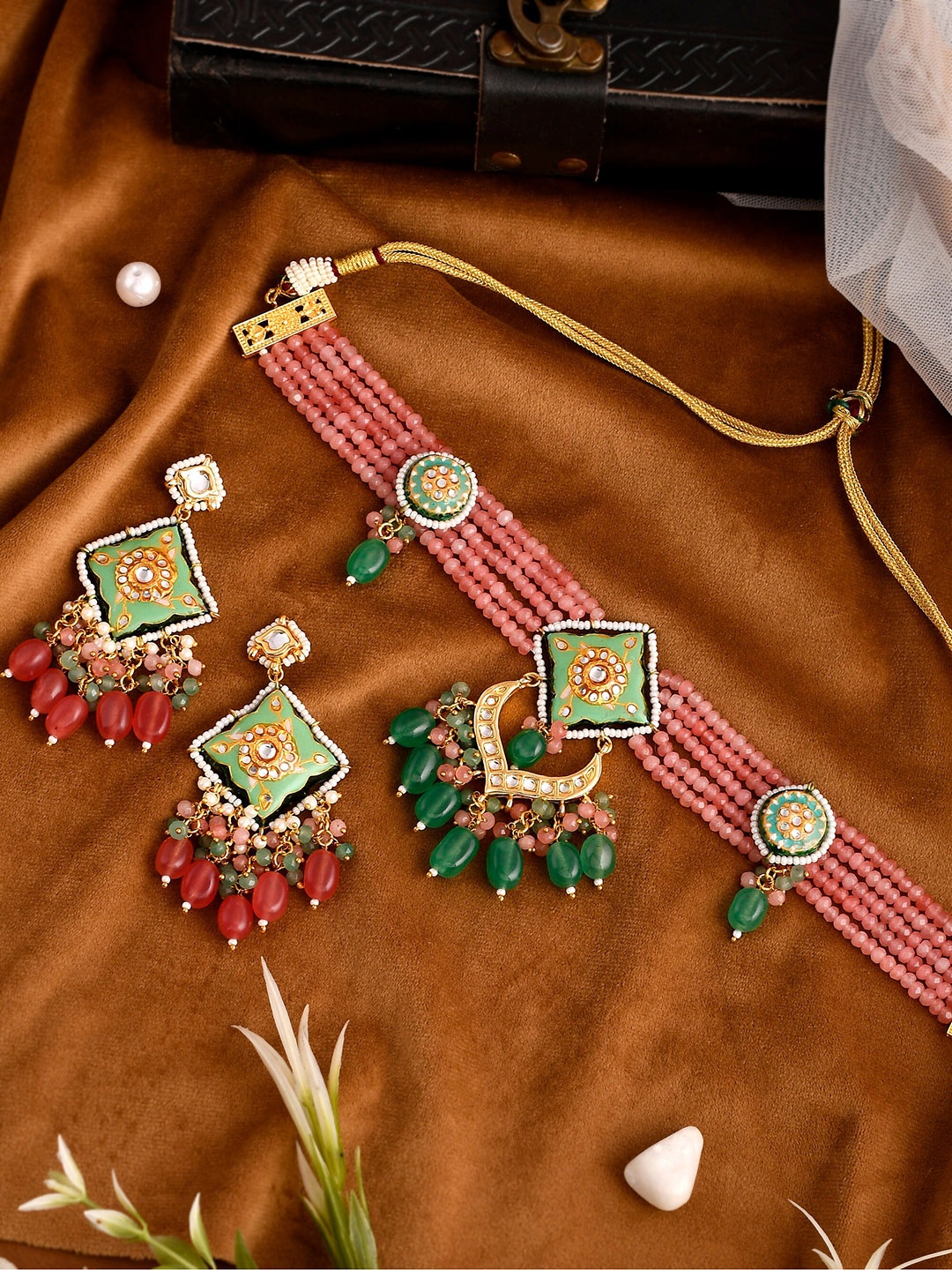 

DASTOOR Women Pink & Green Gold-Plated Kundan-Studded & Beaded Jewellery Set
