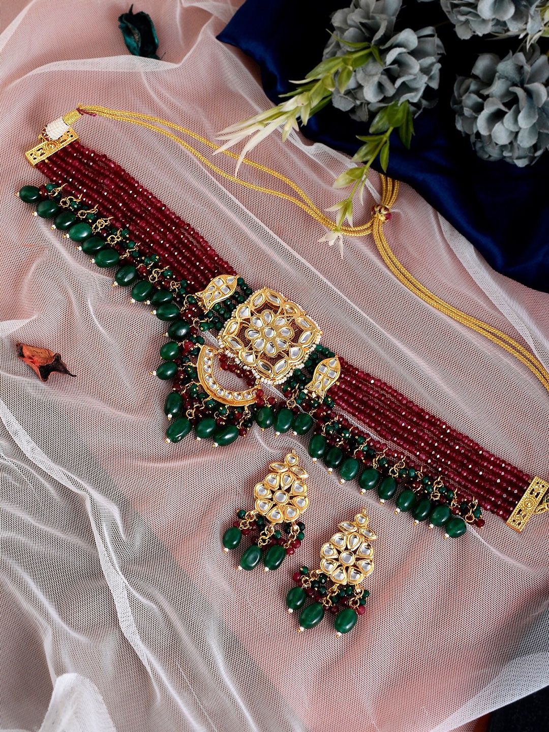 

DASTOOR Women Maroon & Green Gold-Plated Kundan Studded & Beaded Jewellery Set