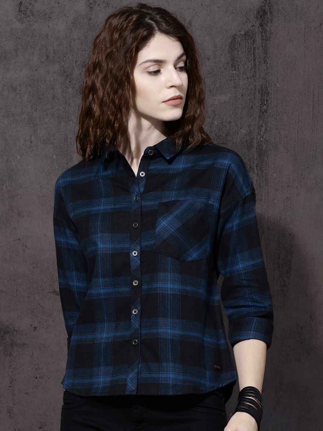 

Roadster Time Travlr Women Navy & Black Relaxed Boxy Fit Checked Casual Shirt, Navy blue