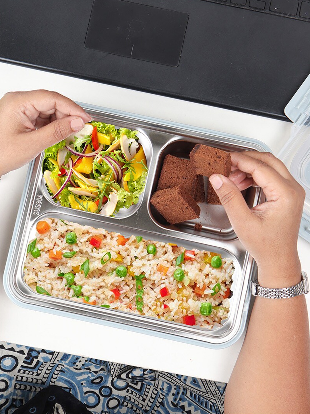 

Femora White Solid Stainless Steel Lunch Box 700 gm