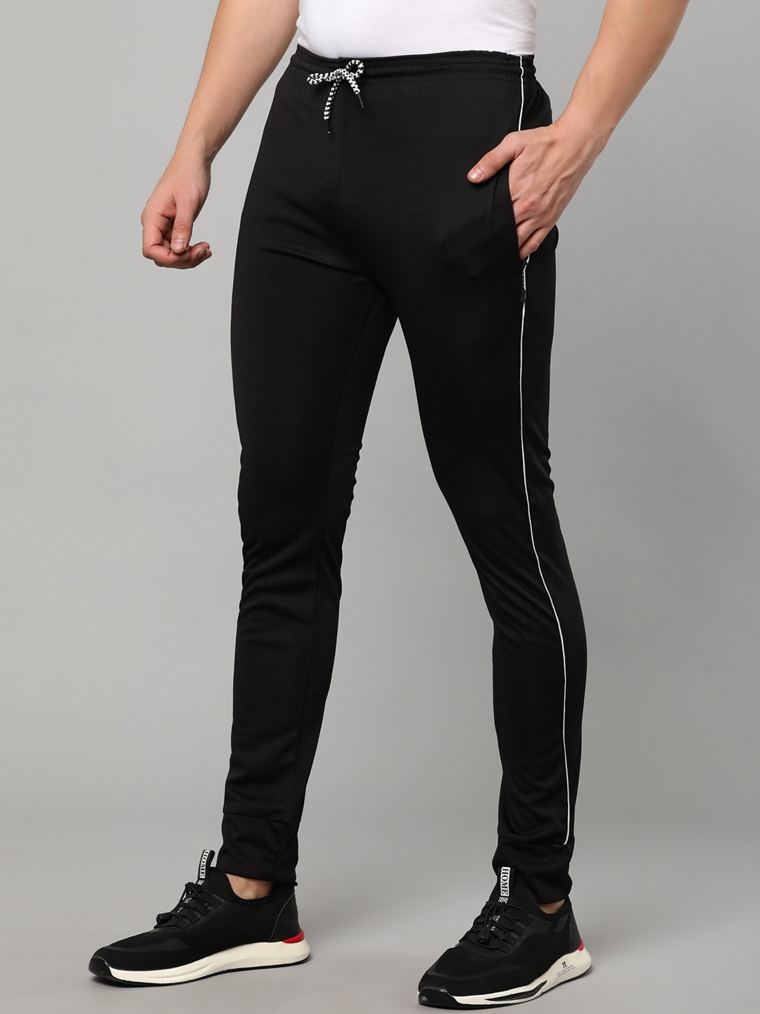 

VeBNoR Men Black Solid Dry Fit Joggers