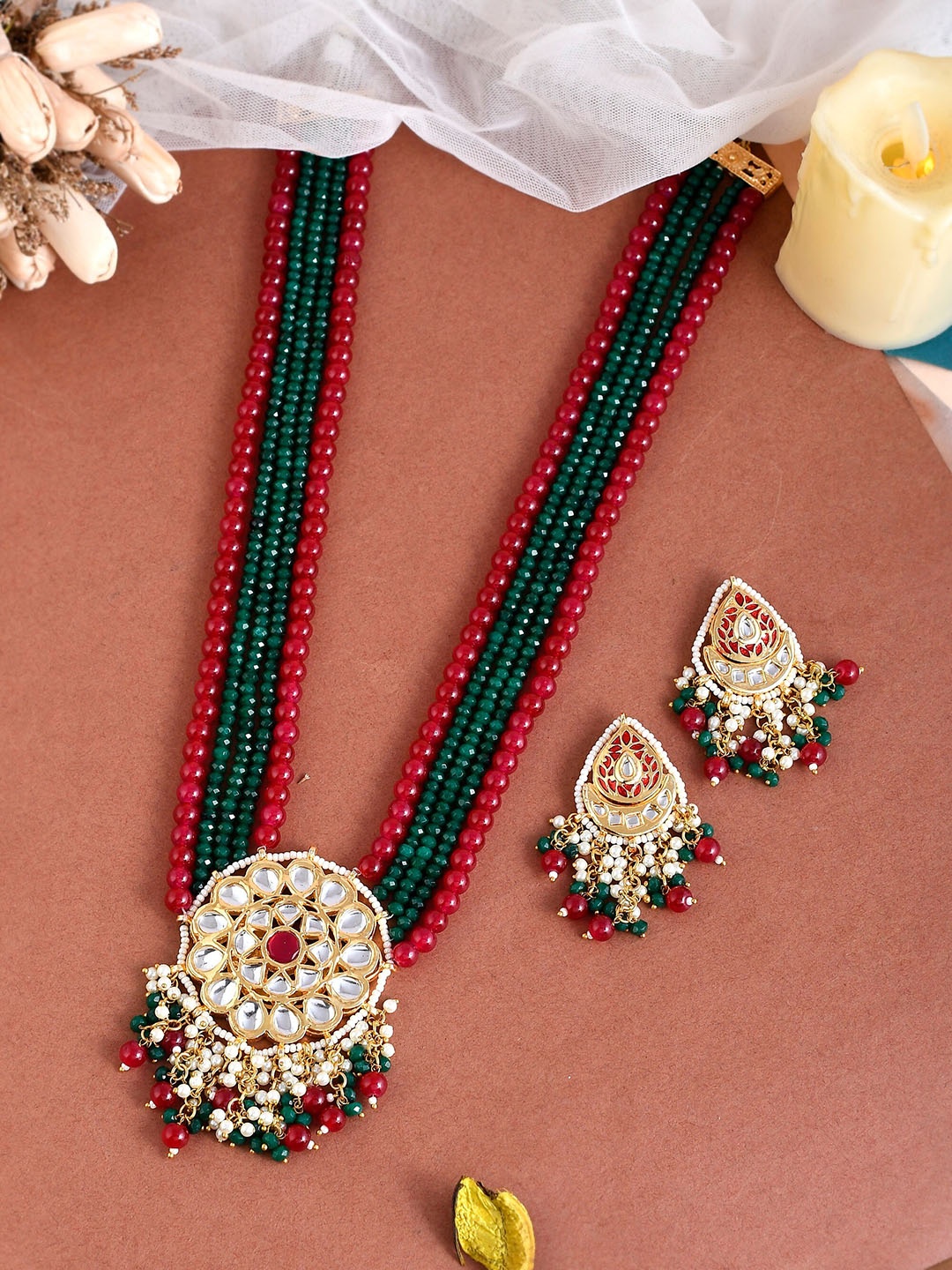 

DASTOOR Women Green & Red Gold-Plated Kundan Studded & Beaded Jewellery Set