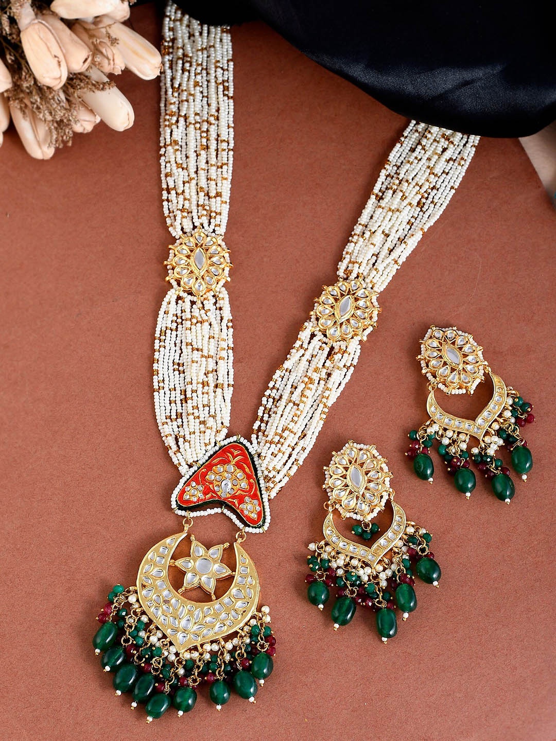 

DASTOOR Women White & Green Gold-Plated Kundan Studded Jewellery Set