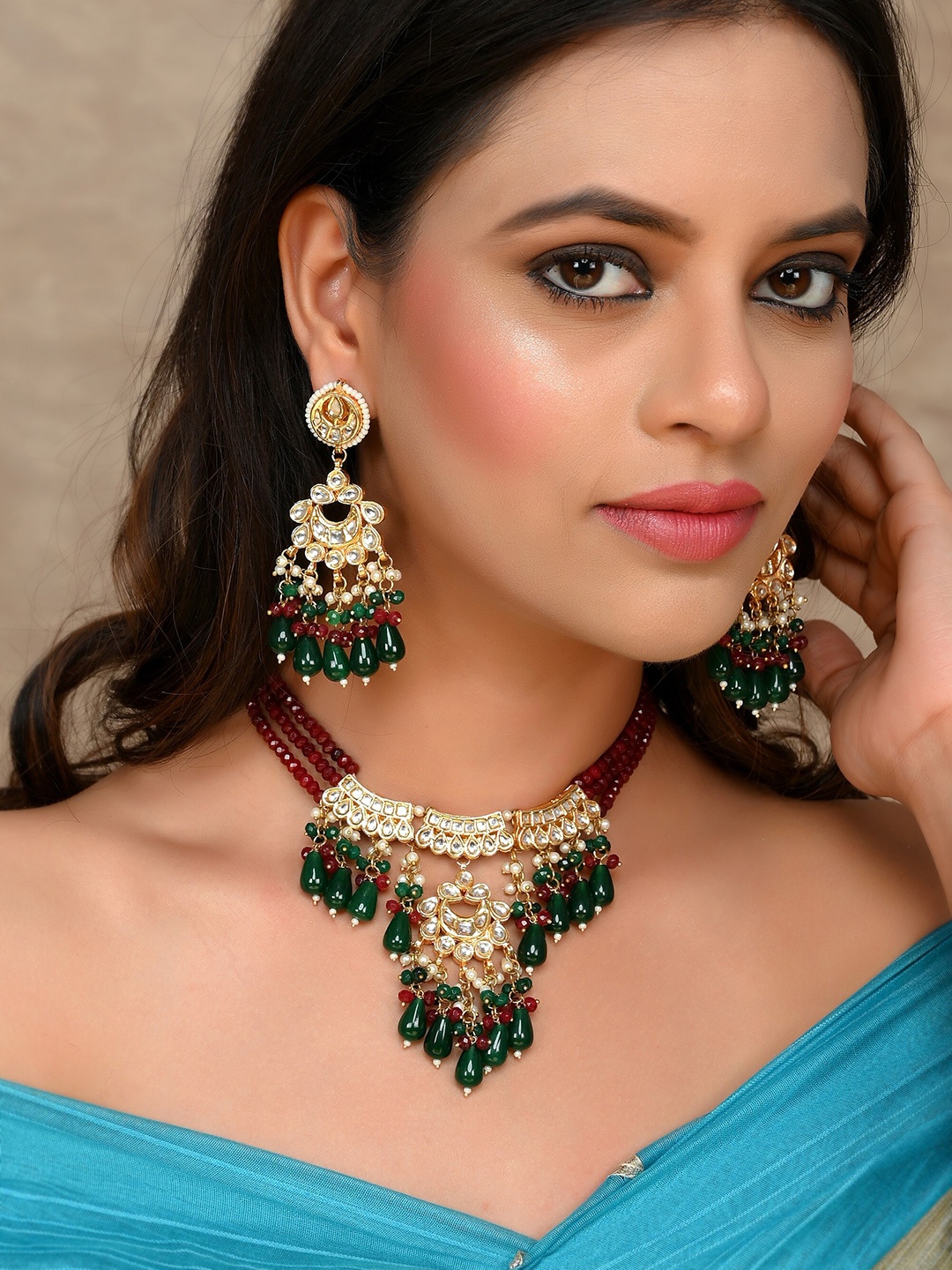 

DASTOOR Women Green & Maroon Gold-Plated Kundan Studded & Beaded Jewellery Set