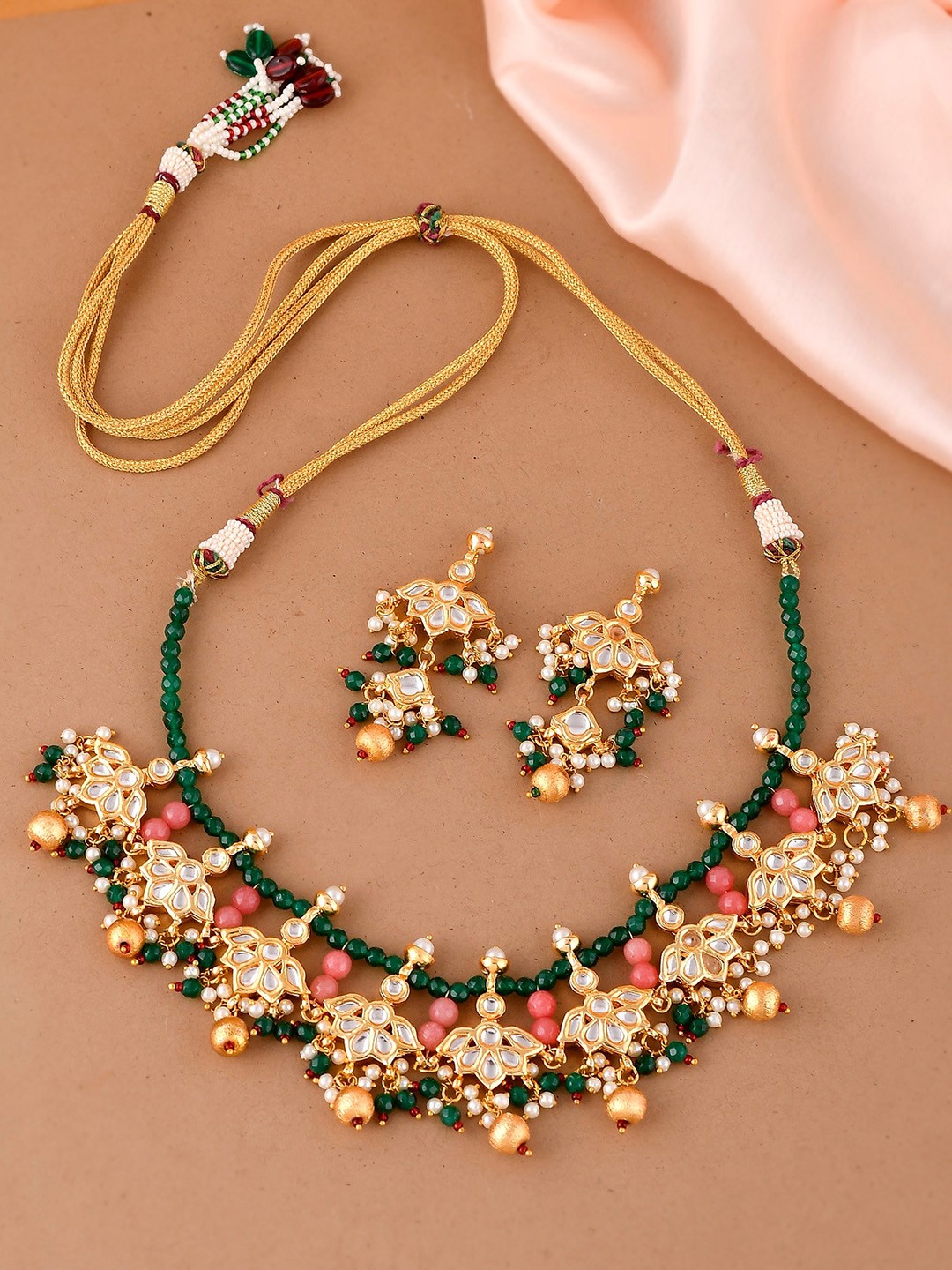 

DASTOOR Women Green & White Gold-Plated Kundan Studded & Beaded Jewellery Set