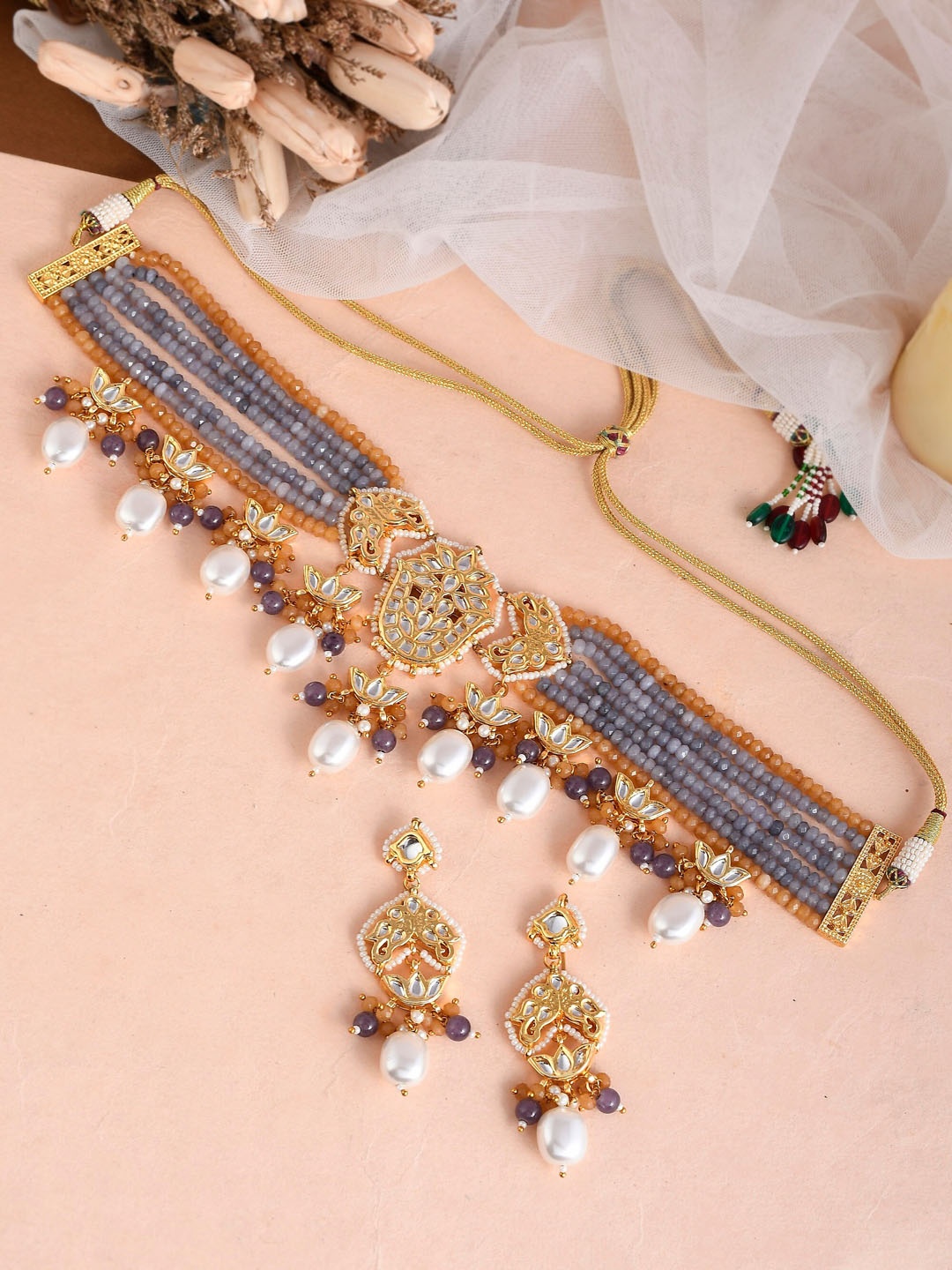 

DASTOOR Women Grey & White Gold-Plated Kundan Studded & Beaded Jewellery Set