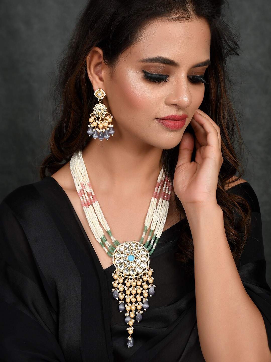 

DASTOOR Women White & Grey Gold-Plated Kundan-Studded & Beaded Jewellery Set