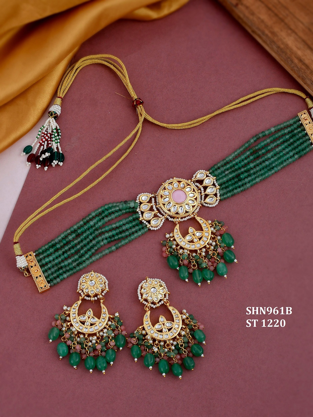 

DASTOOR Women Green & White Gold-Plated Kundan Studded & Beaded Jewellery Set
