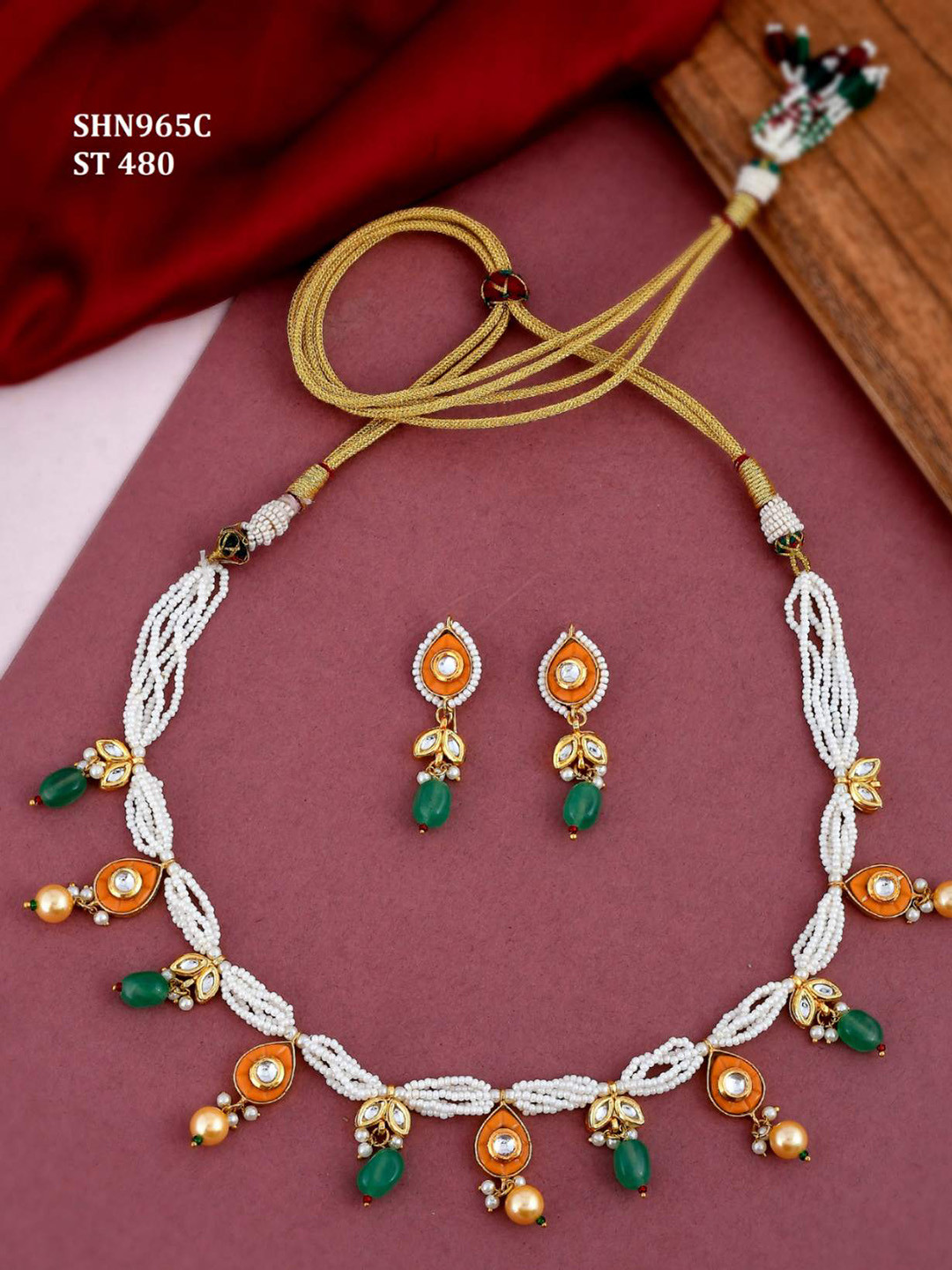 

DASTOOR Women White & Green Gold-Plated Kundan-Studded & Beaded Jewellery Set