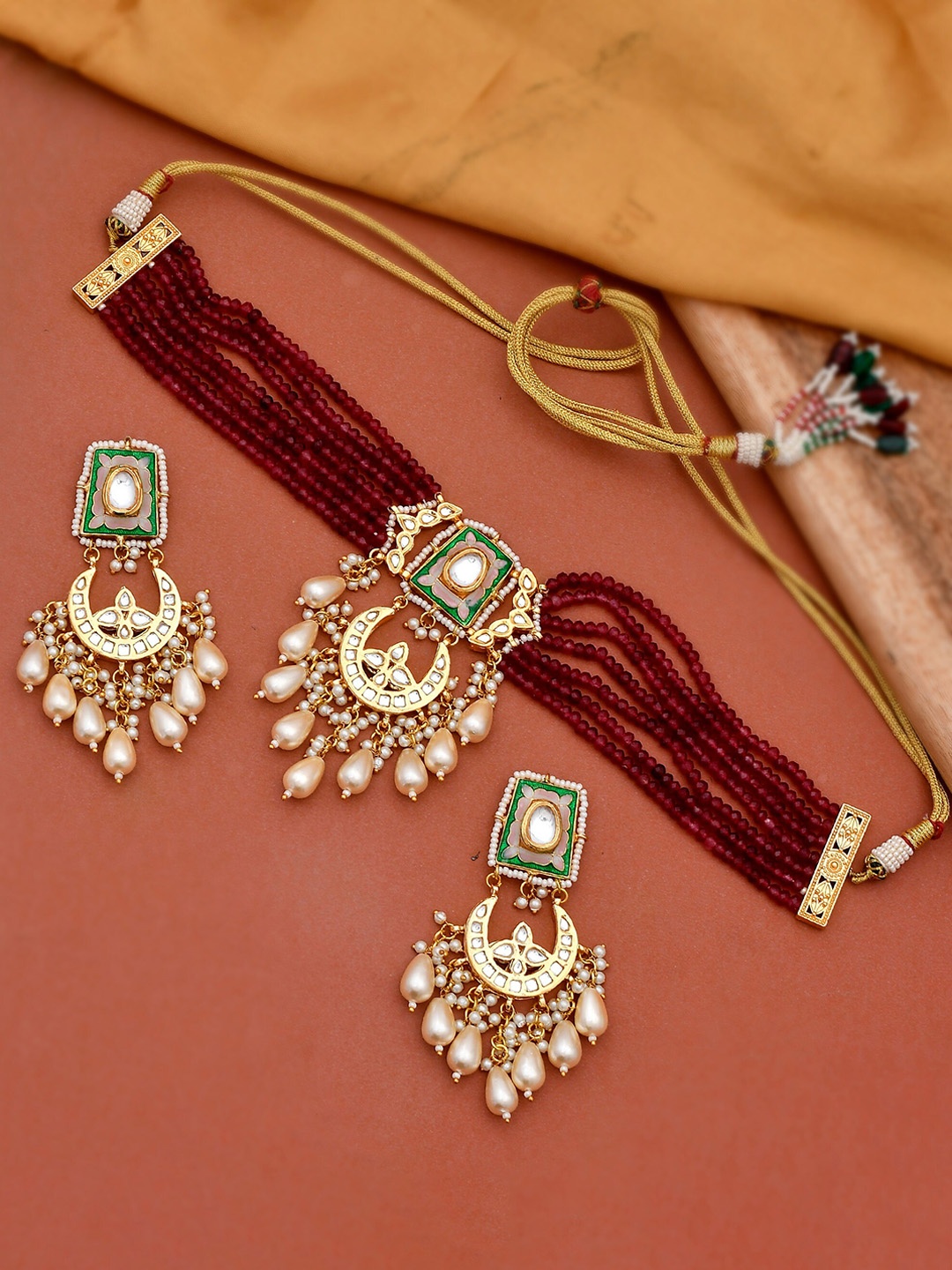 

DASTOOR Women Maroon & White Gold-Plated Kundan-Studded & Pearl Beaded Jewellery Set