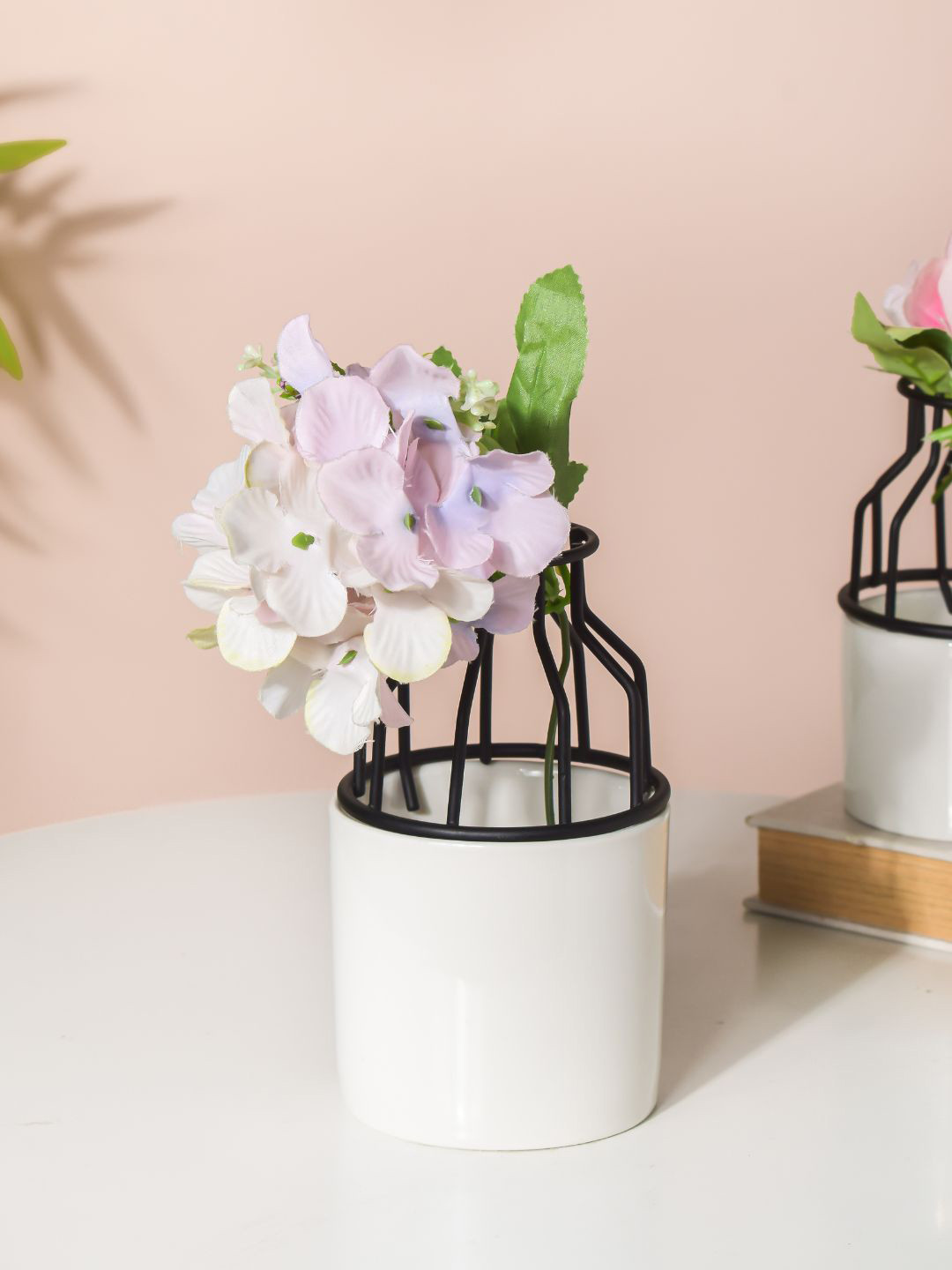 

Nestasia White & Black Solid Planters