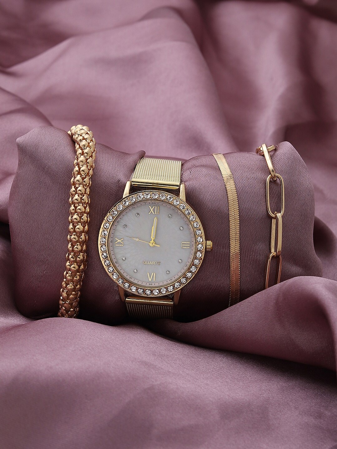 

HAUTE SAUCE by Campus Sutra Women Gold-Toned & White Watch Gift Set AW22_HSWB5005