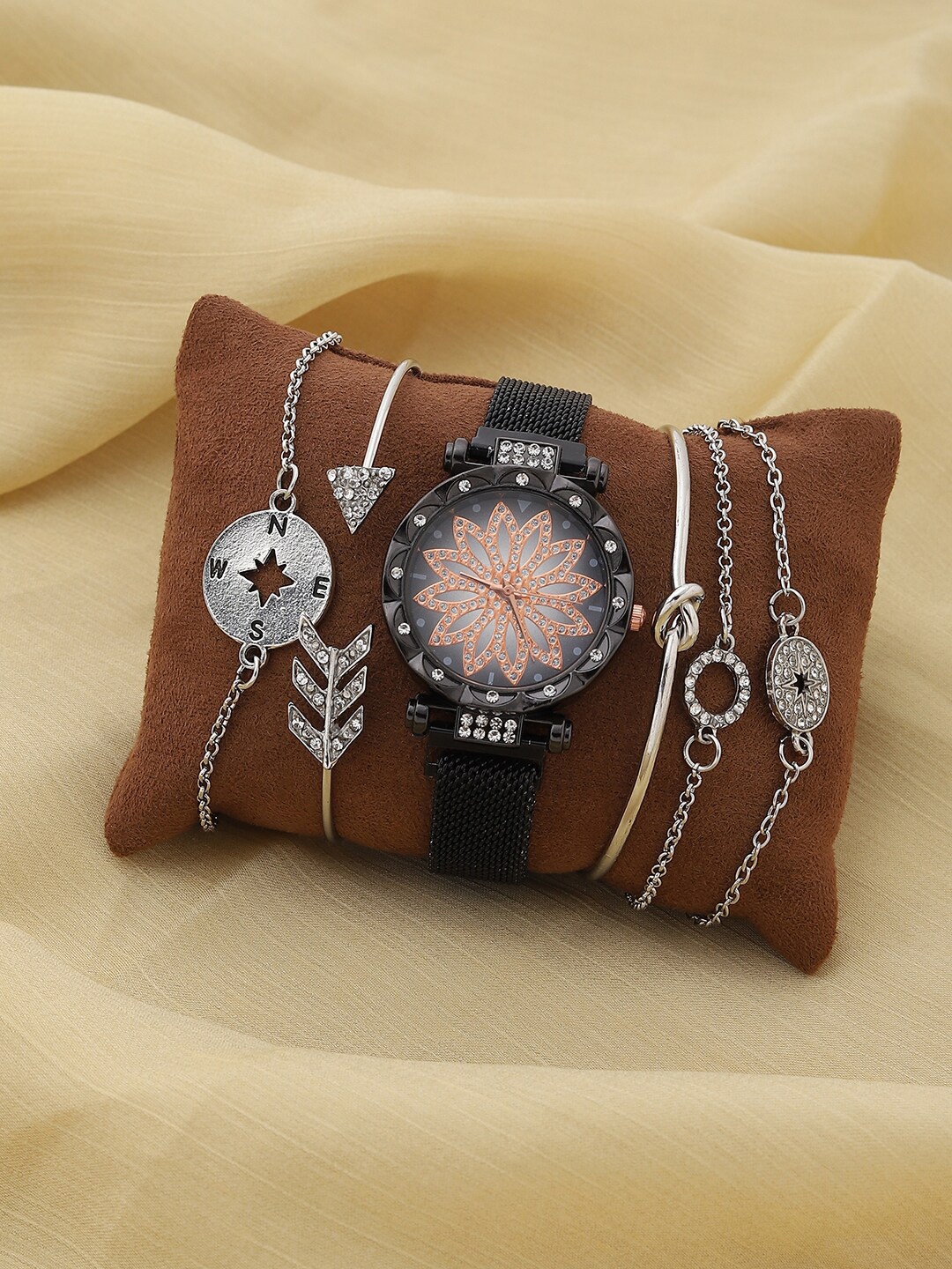 

HAUTE SAUCE by Campus Sutra Women Silver& Black Solid Watch Gift Set AW22_HSWB5026