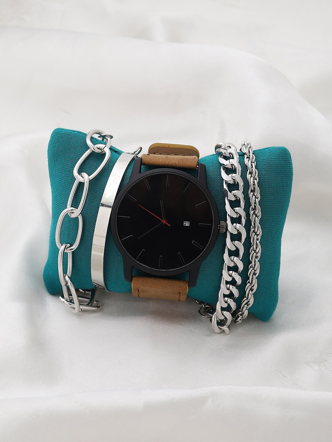 

HAUTE SAUCE by Campus Sutra Women Silver-Toned & Black Solid Watch Gift Set AW22_HSWB5034
