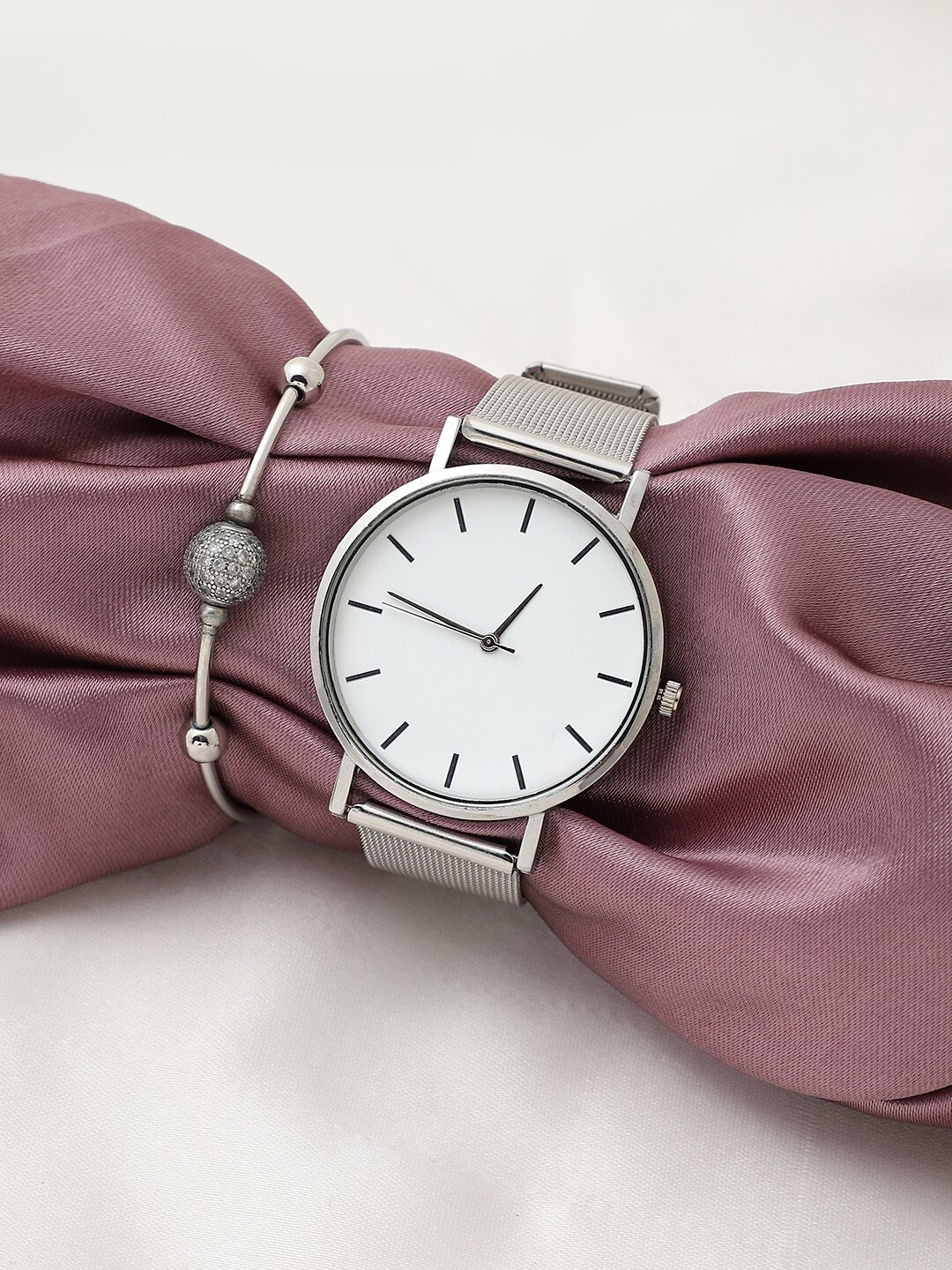 

HAUTE SAUCE by Campus Sutra Women Silver-Toned Solid Watch Gift Set AW22_HSWB5007