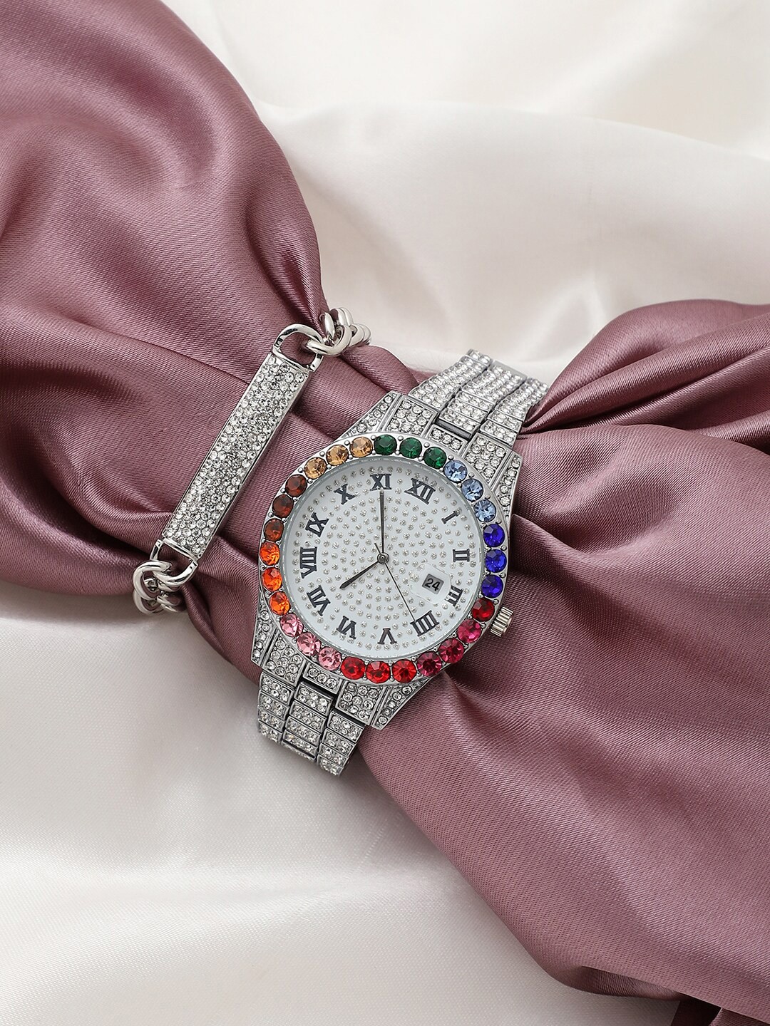 

HAUTE SAUCE by Campus Sutra Women Silver & White Watch & Jewellery Gift Set AW22_HSWB5008