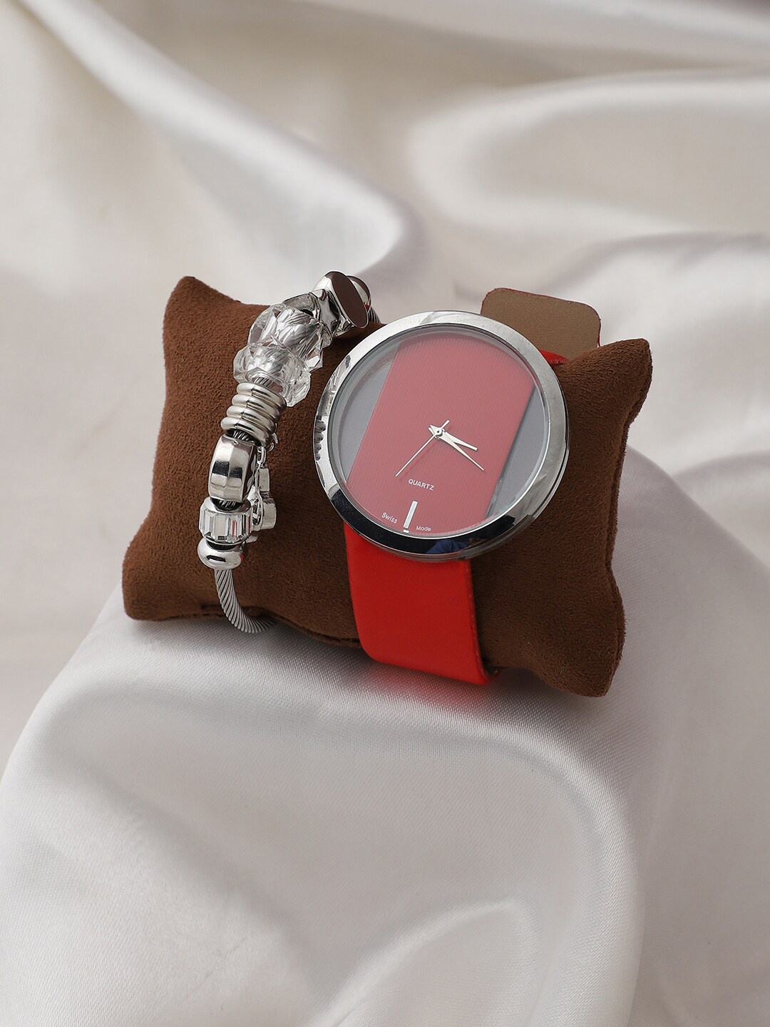 

HAUTE SAUCE by Campus Sutra Women Red & Sliver Watch & Bracelet Gift Set AW22_HSWB5004