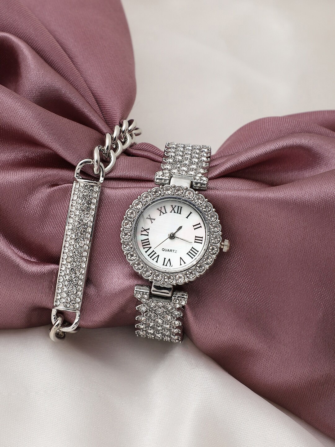 

HAUTE SAUCE by Campus Sutra Women Silver Metal Watch & Bracelet Gift Set AW22_HSWB5029