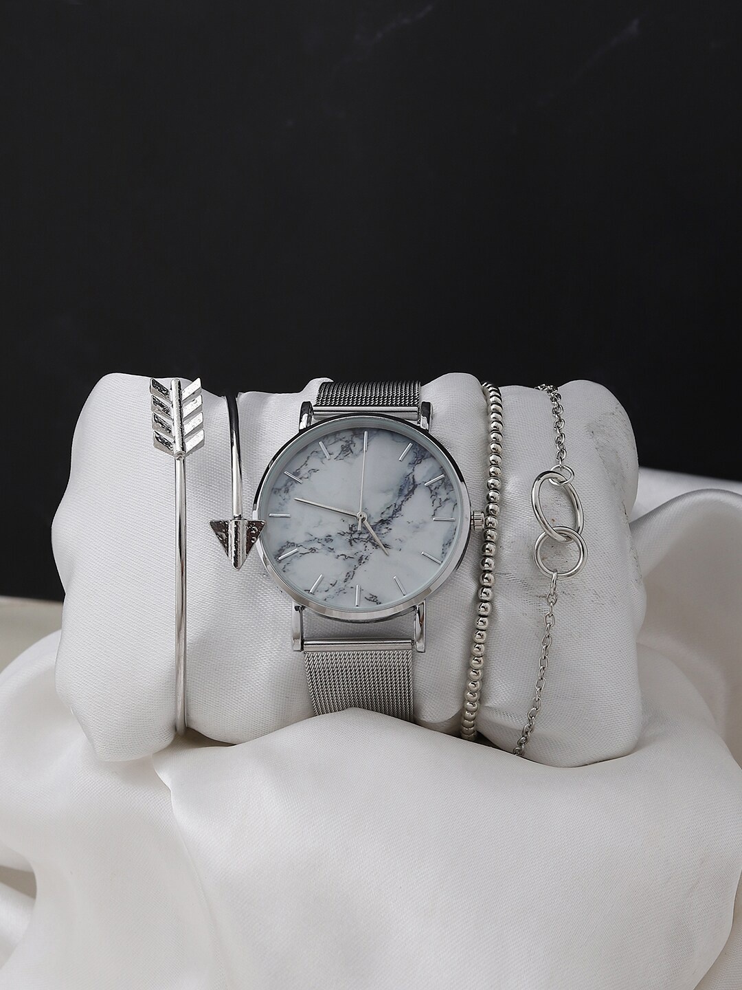 

HAUTE SAUCE by Campus Sutra Women Silver Solid Watch Gift Set AW22_HSWB5037