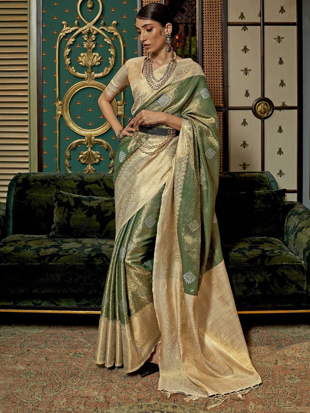 

Mitera Green & Gold-Toned Ethnic Motifs Zari Silk Blend Banarasi Saree