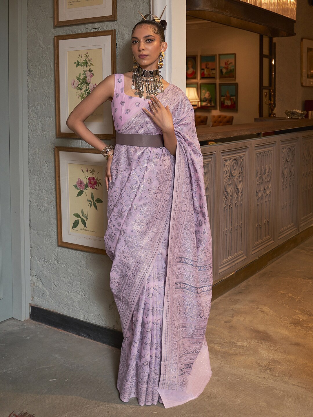 

Mitera Mauve & Silver-Toned Floral Zari Silk Blend Banarasi Saree