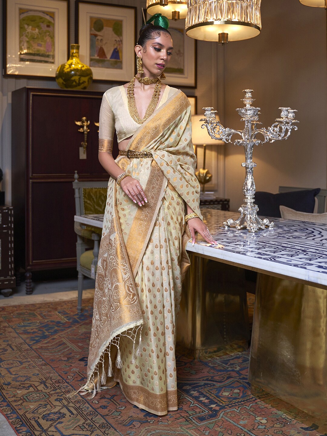 

Mitera Cream-Coloured & Gold-Toned Ethnic Motifs Zari Silk Blend Banarasi Saree