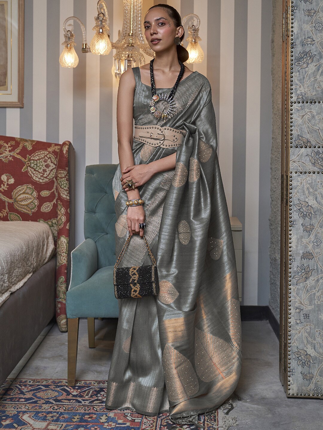 

Mitera Grey & Gold-Toned Ethnic Motifs Zari Silk Blend Banarasi Saree