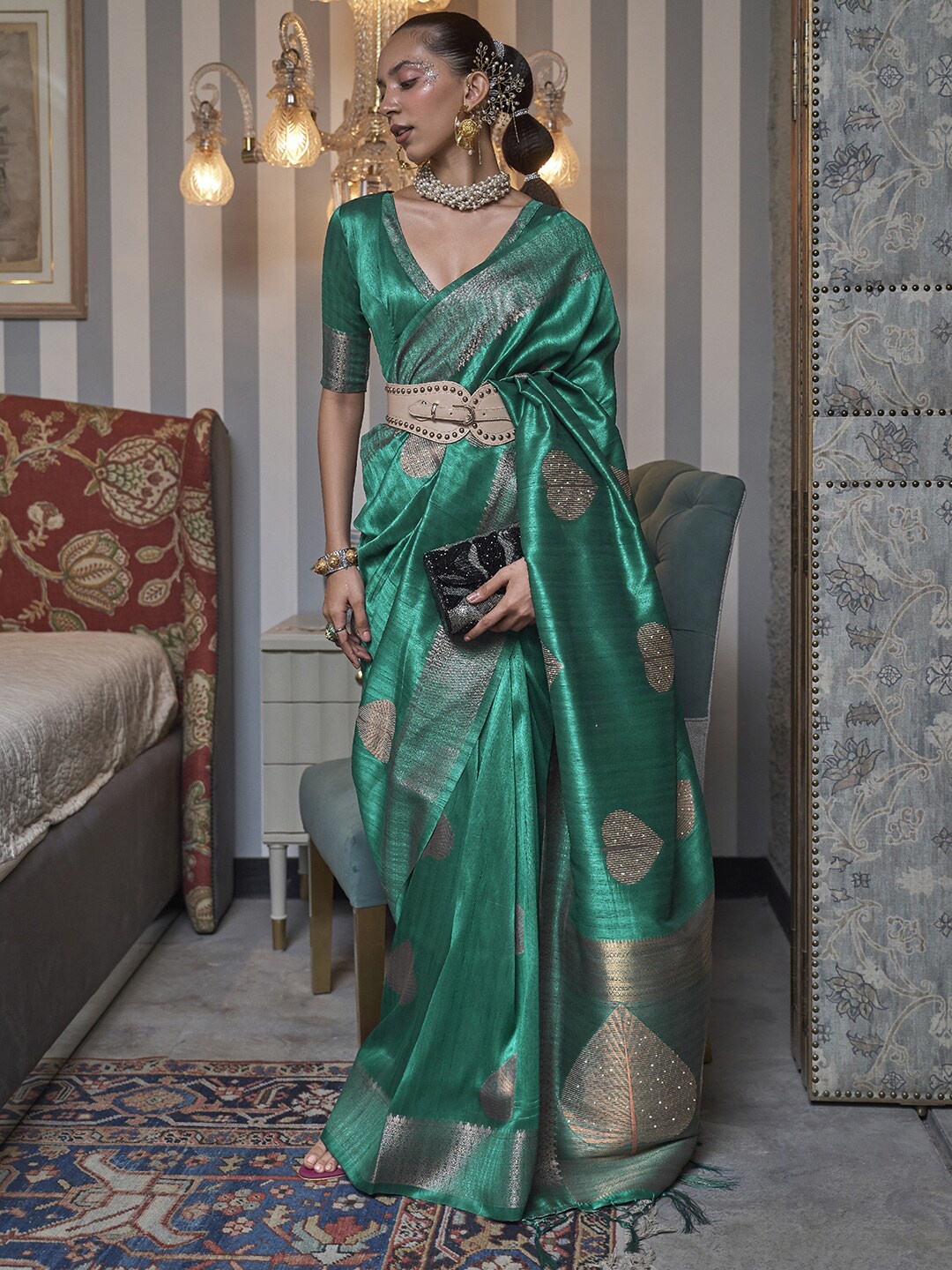 

Mitera Teal & Gold-Toned Ethnic Motifs Zari Silk Blend Banarasi Saree