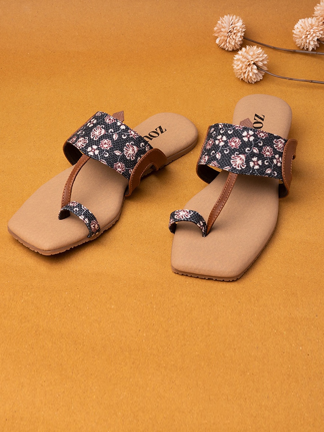 

ZOUK Women Black & White Floral Printed One Toe Kolhapuri Flats