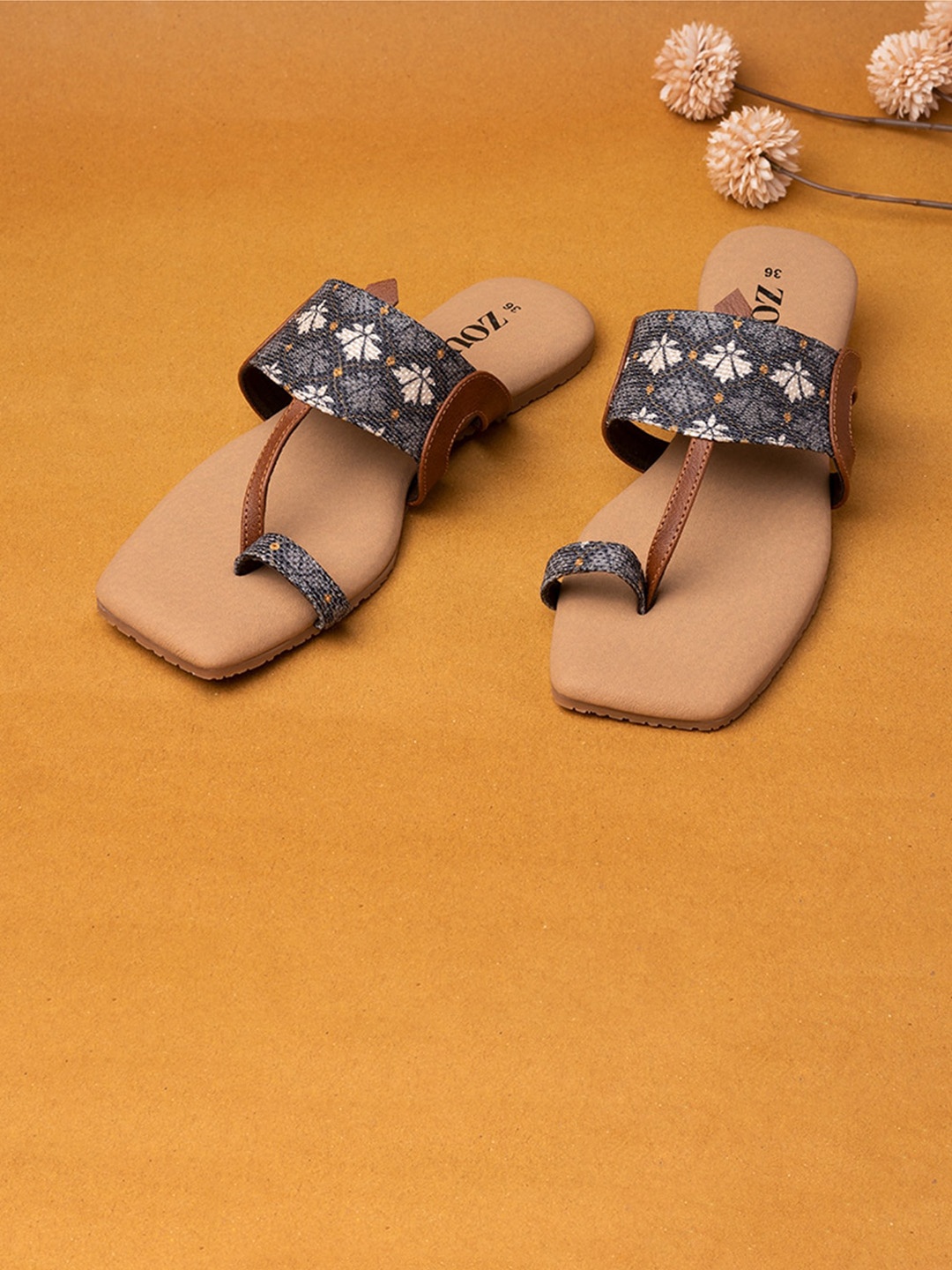 

ZOUK Women Black & White Floral Printed One Toe Kolhapuri Flats