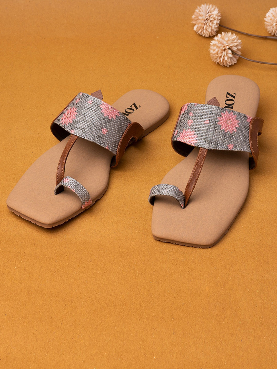 

ZOUK Women Blue & Pink Floral Printed One Toe Kolhapuri Flats
